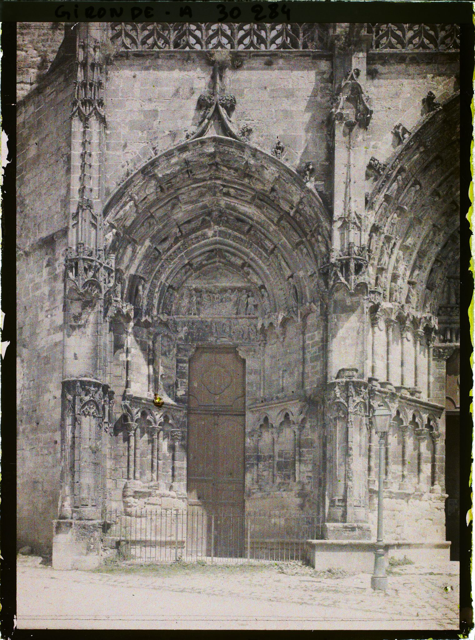 Image représentant France, Bazas, Façade de la Cathédrale