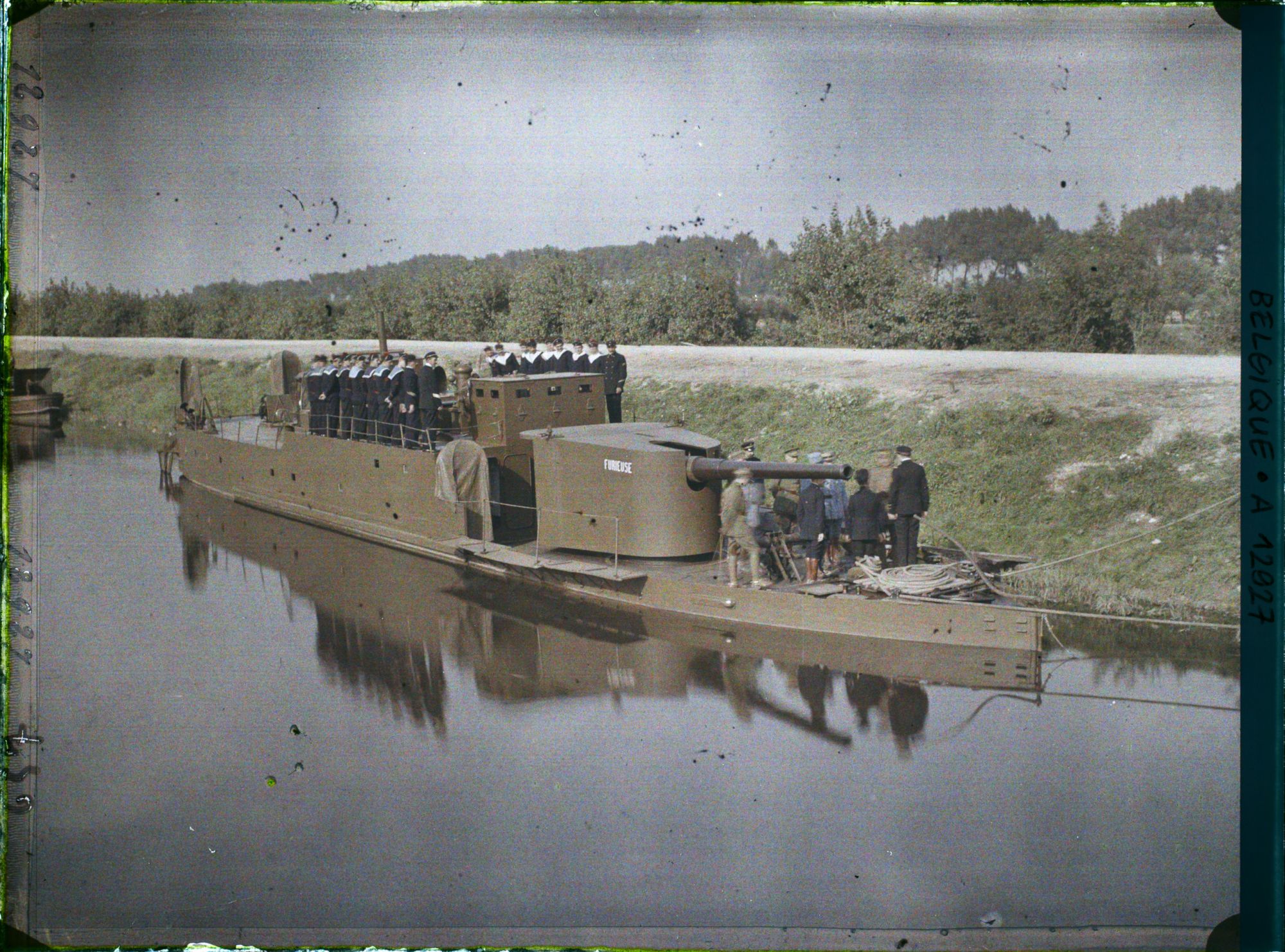 Image représentant Cannonière sur le Canal de l'Yser près de Loo (visite du roi des Belges)