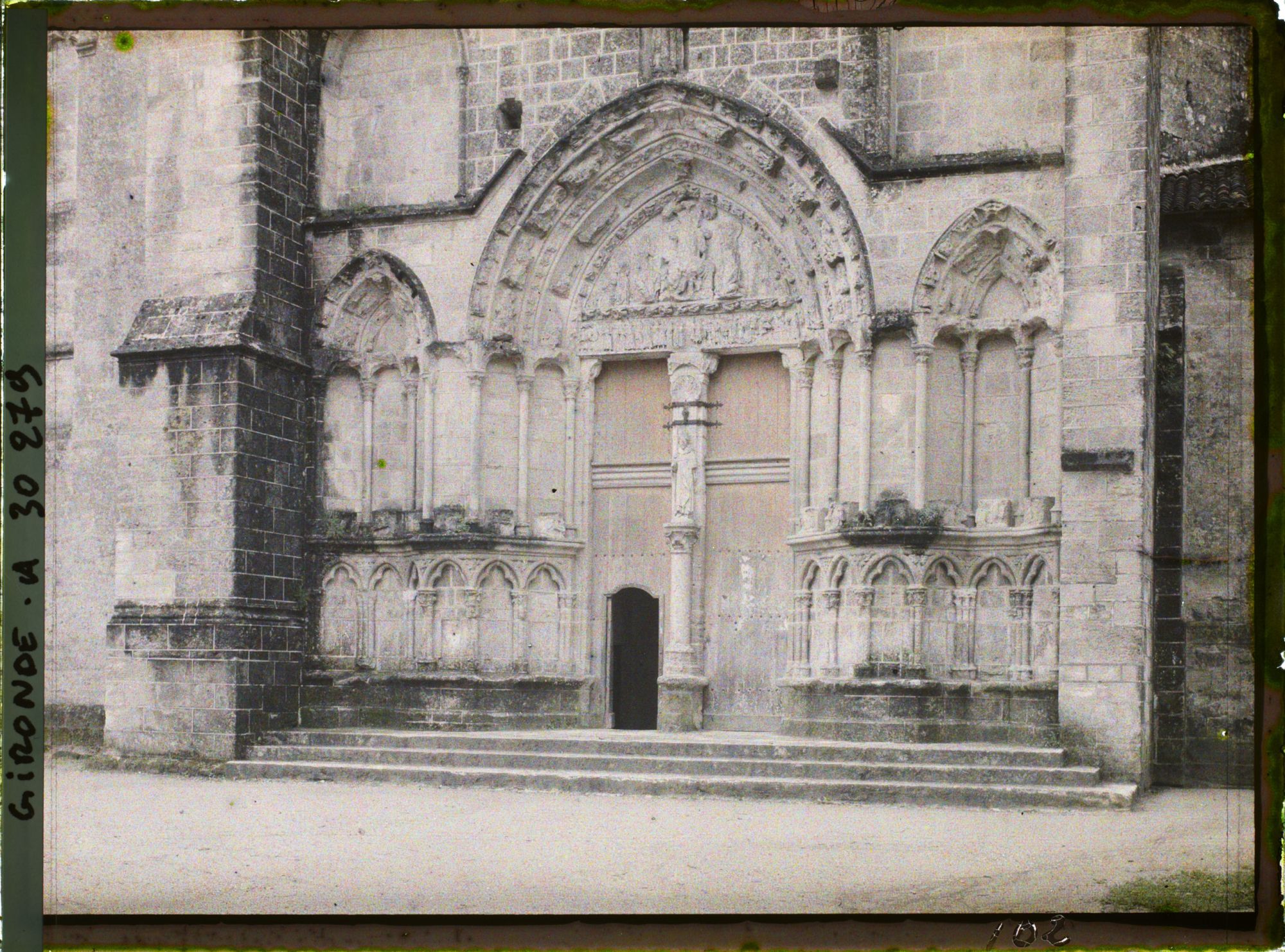 Image représentant France, St Emilion, Porte de l'Eglise Collégiale