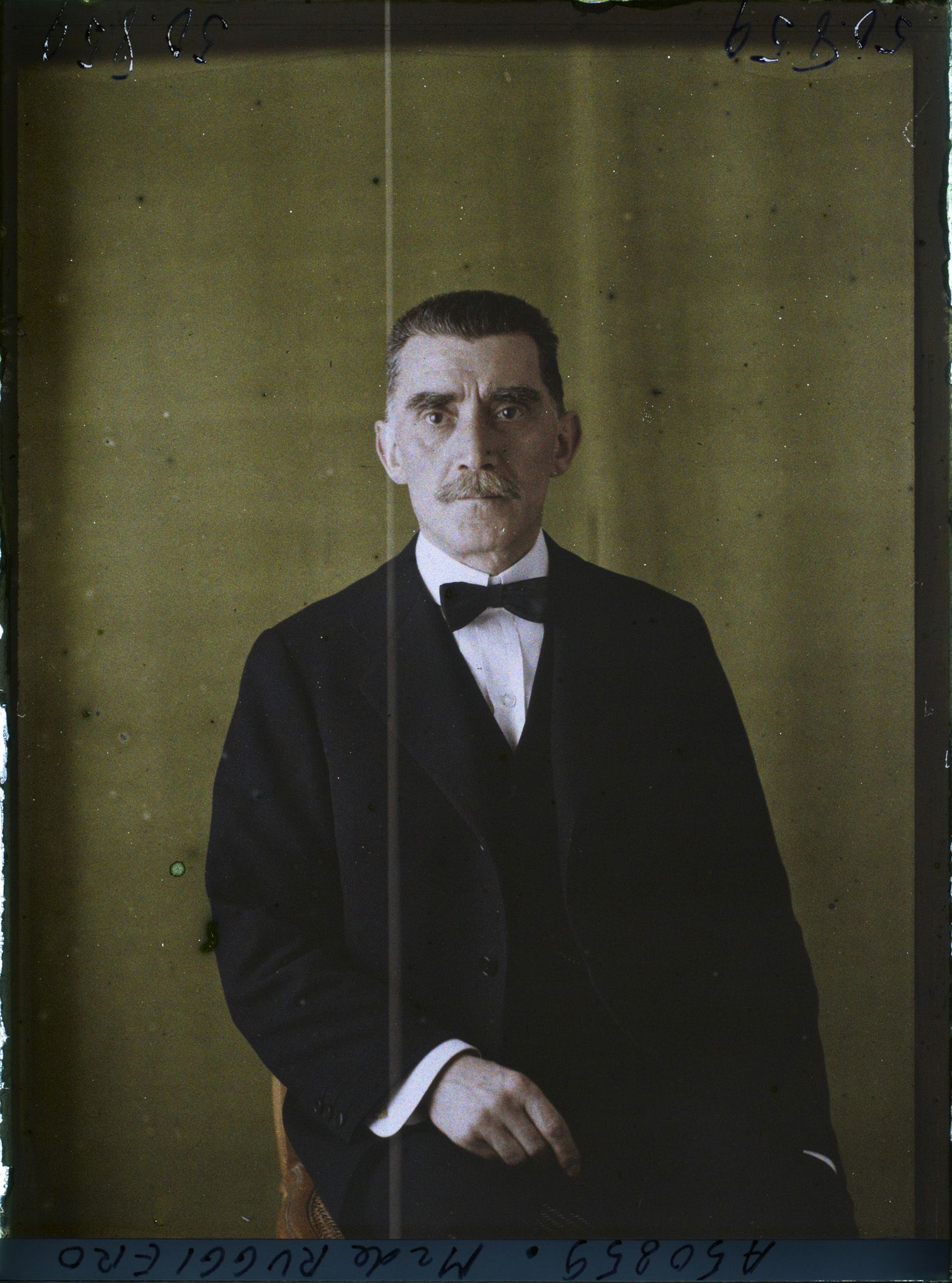 Image représentant https://musee-albert-kahn.s-museum.fr/home/NWQ2OTAwYzNmYjZlZTk1ZWQwODJmMjY4L2dlbmVyaWMtbm90aWNlLXRhYi9hdXRob3JpdHkvNjE3YTc5ZjVjZjhiODk2OGIzMzM3ZDIx/5d6900c3fb6ee95ed082f268/generic-notice-tab/authority/617a79ebcf8b8968b3337711 Monsieur Roberto de Ruggiero