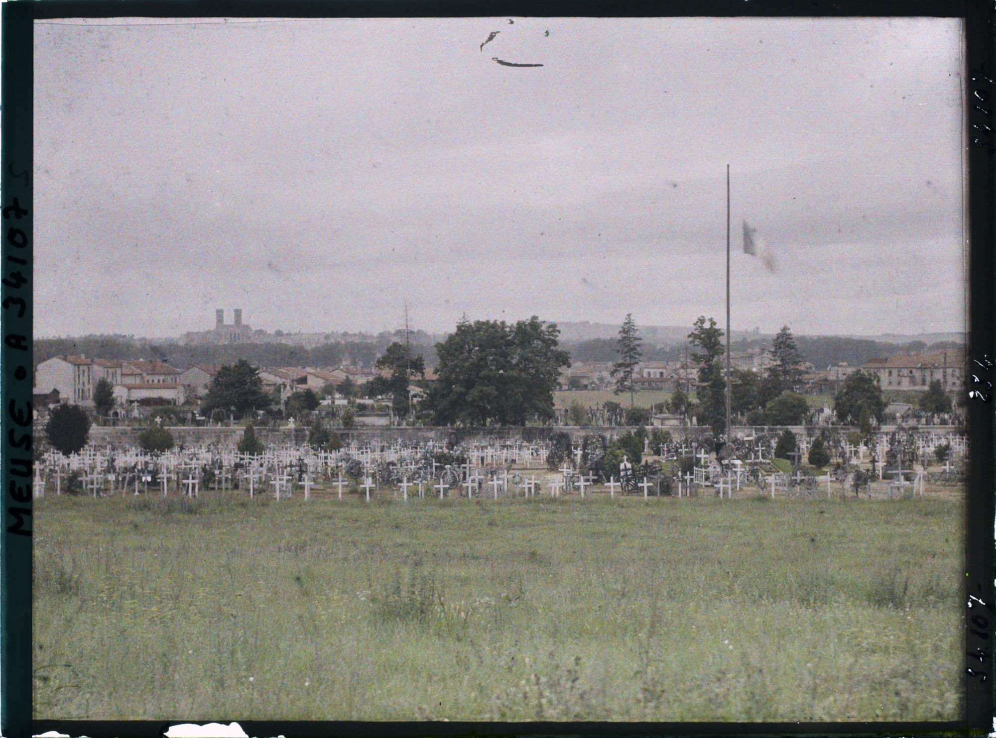 Image représentant France, Verdun, Le Cimetière du faubourg Pavé et la Ville