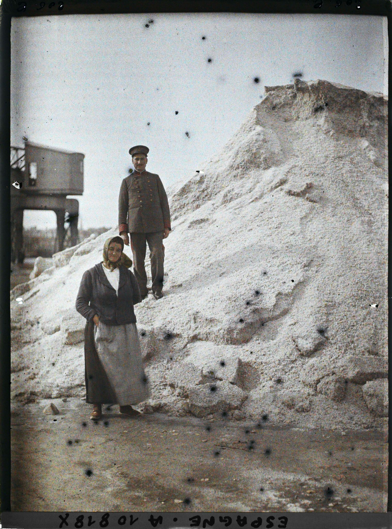Image représentant Espagne, La Corogne, Le tas de sel du Port avec une femme et un vigilante del puerto