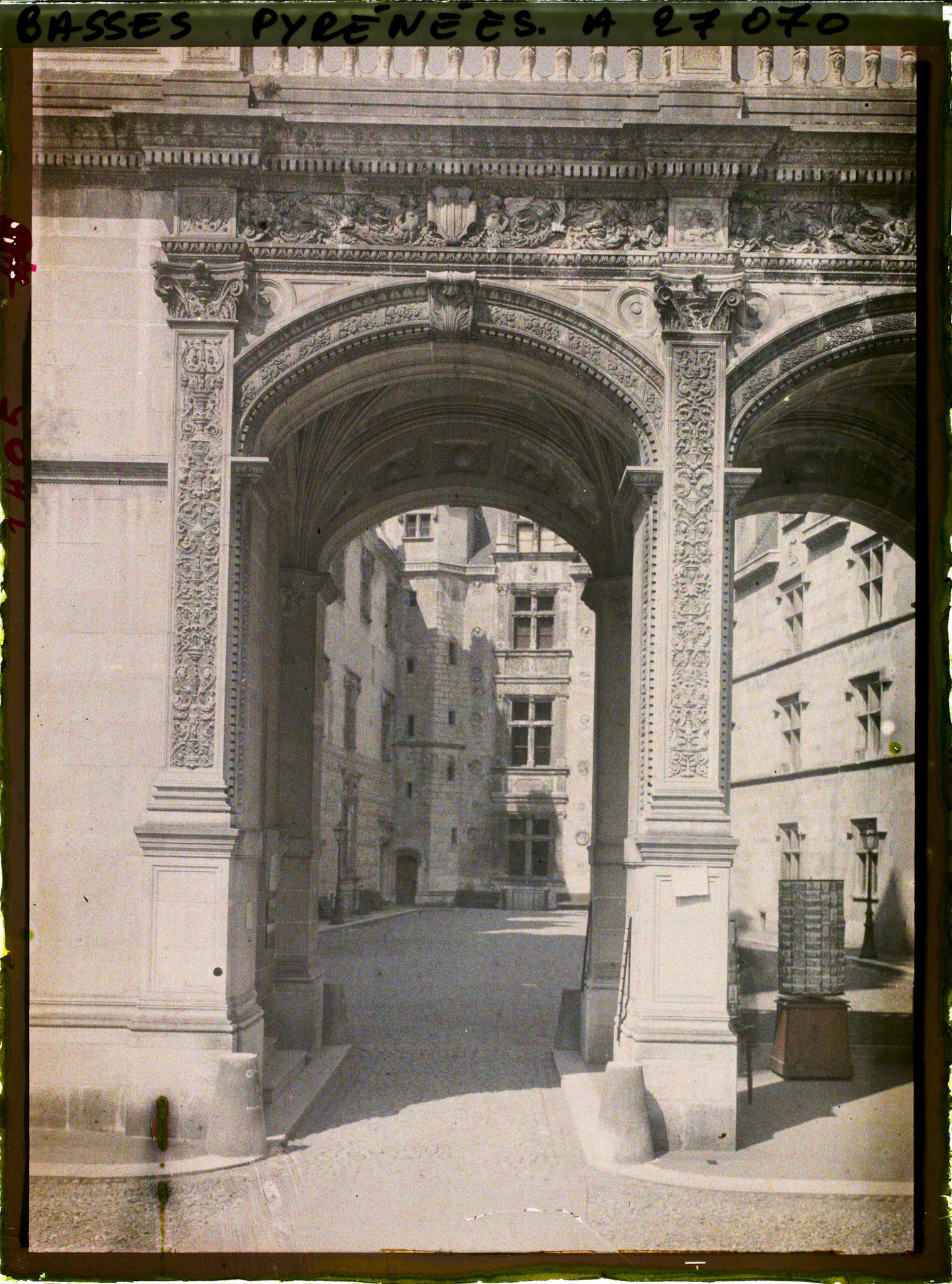 Image représentant France , Pau, Porche de la Cour d'Honneur