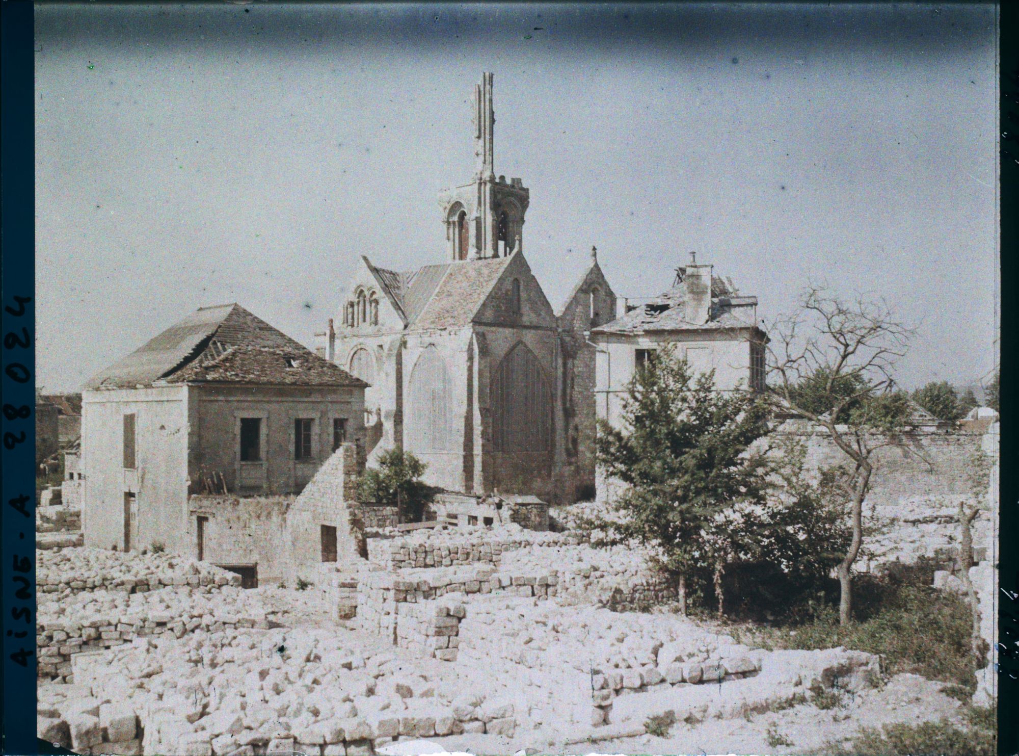 Image représentant France, Vailly, L'Eglise vue à travers les ruines