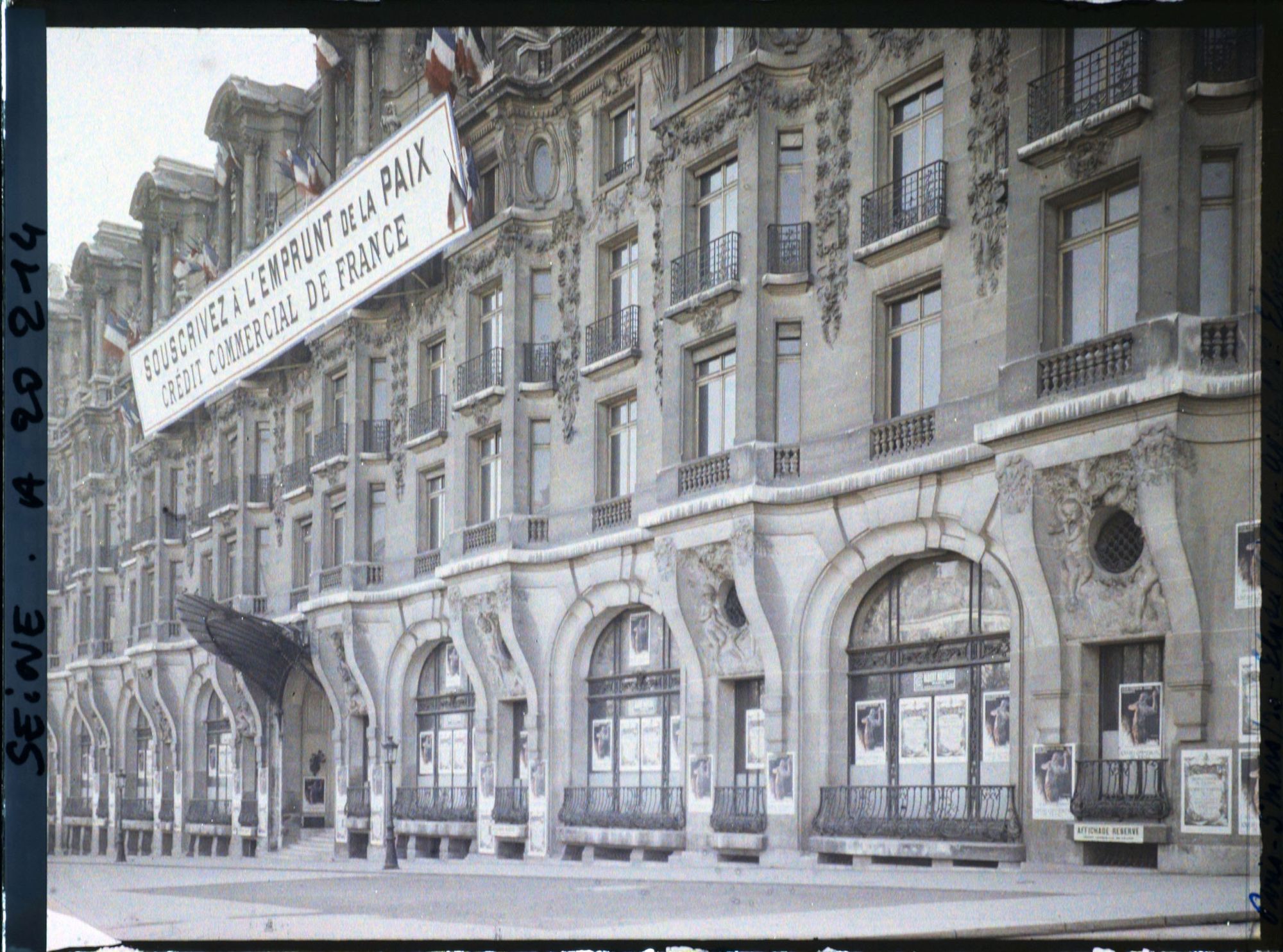 Image représentant Pancarte pour l'emprunt national de 1920 sur la facade de l'hôtel Elysée-Palace au 103 avenue des Champs-Elysées, siège social du Crédit commercial de France