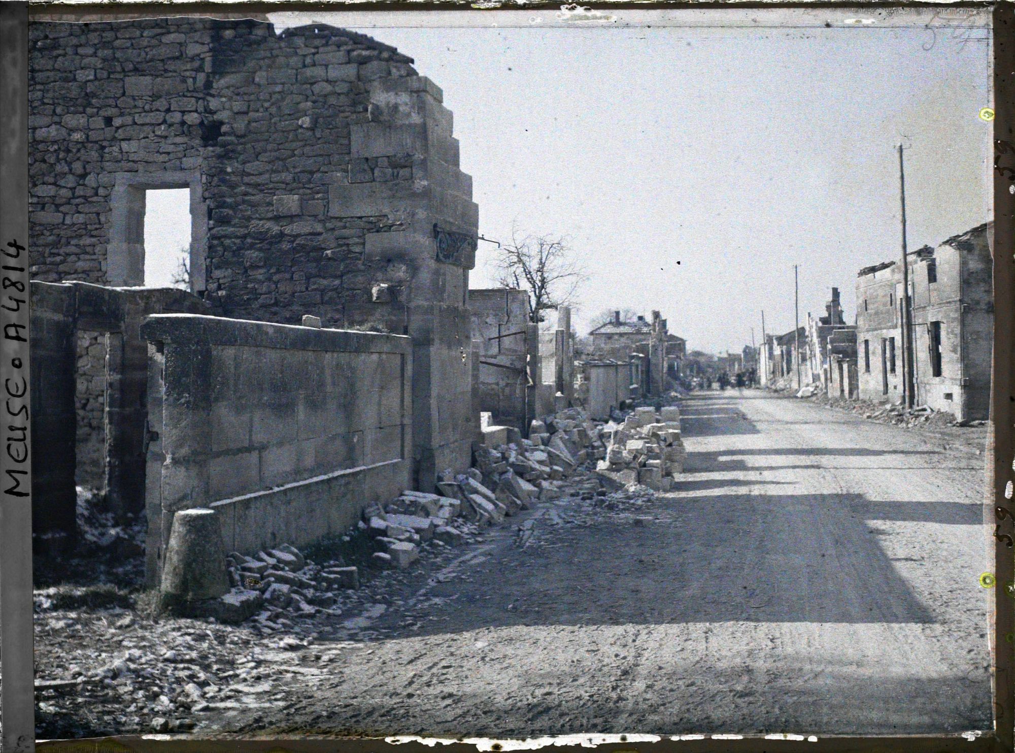 Image représentant Ruines le long de la route principale