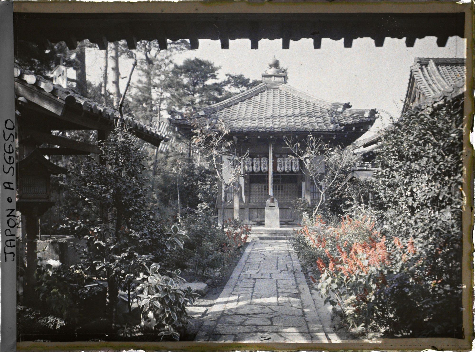 Image représentant Le temple Chion-in (?), jardin et petit sanctuaire religieux