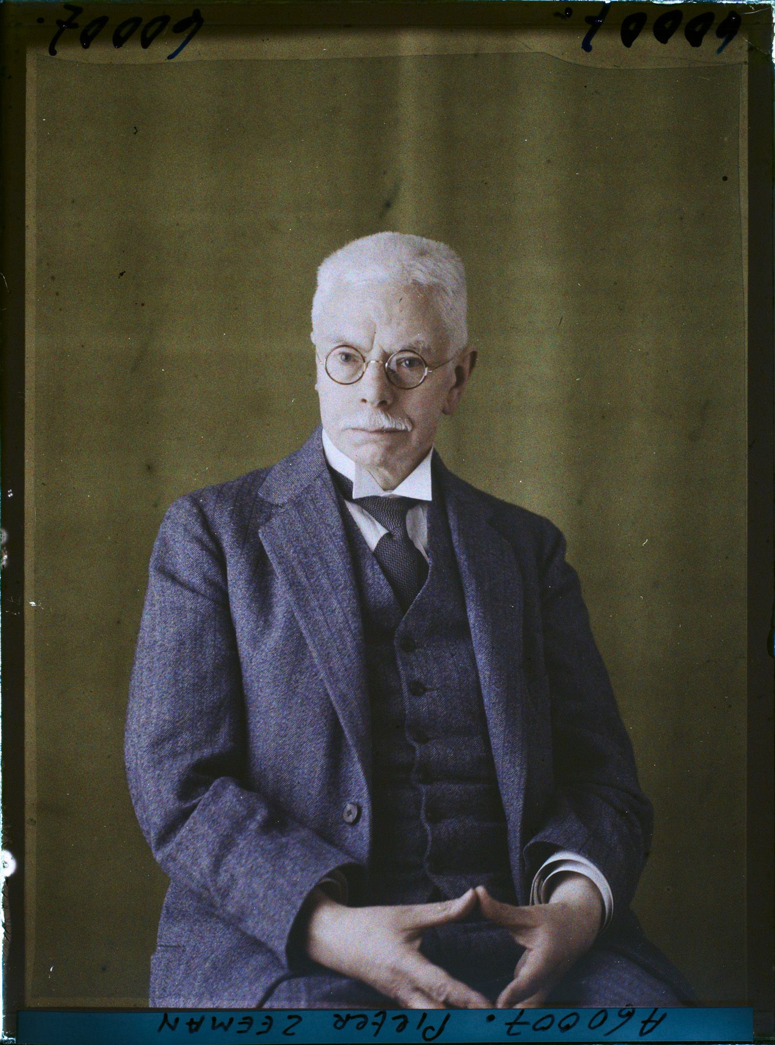 Image représentant https://musee-albert-kahn.s-museum.fr/home/NWQ2OTAwYzNmYjZlZTk1ZWQwODJmMjY4L2dlbmVyaWMtbm90aWNlLXRhYi9hdXRob3JpdHkvNjE3YTc5ZjVjZjhiODk2OGIzMzM3ZDIx/5d6900c3fb6ee95ed082f268/generic-notice-tab/authority/617a79ebcf8b8968b3337ab6 Le Professeur Pieter Zeeman