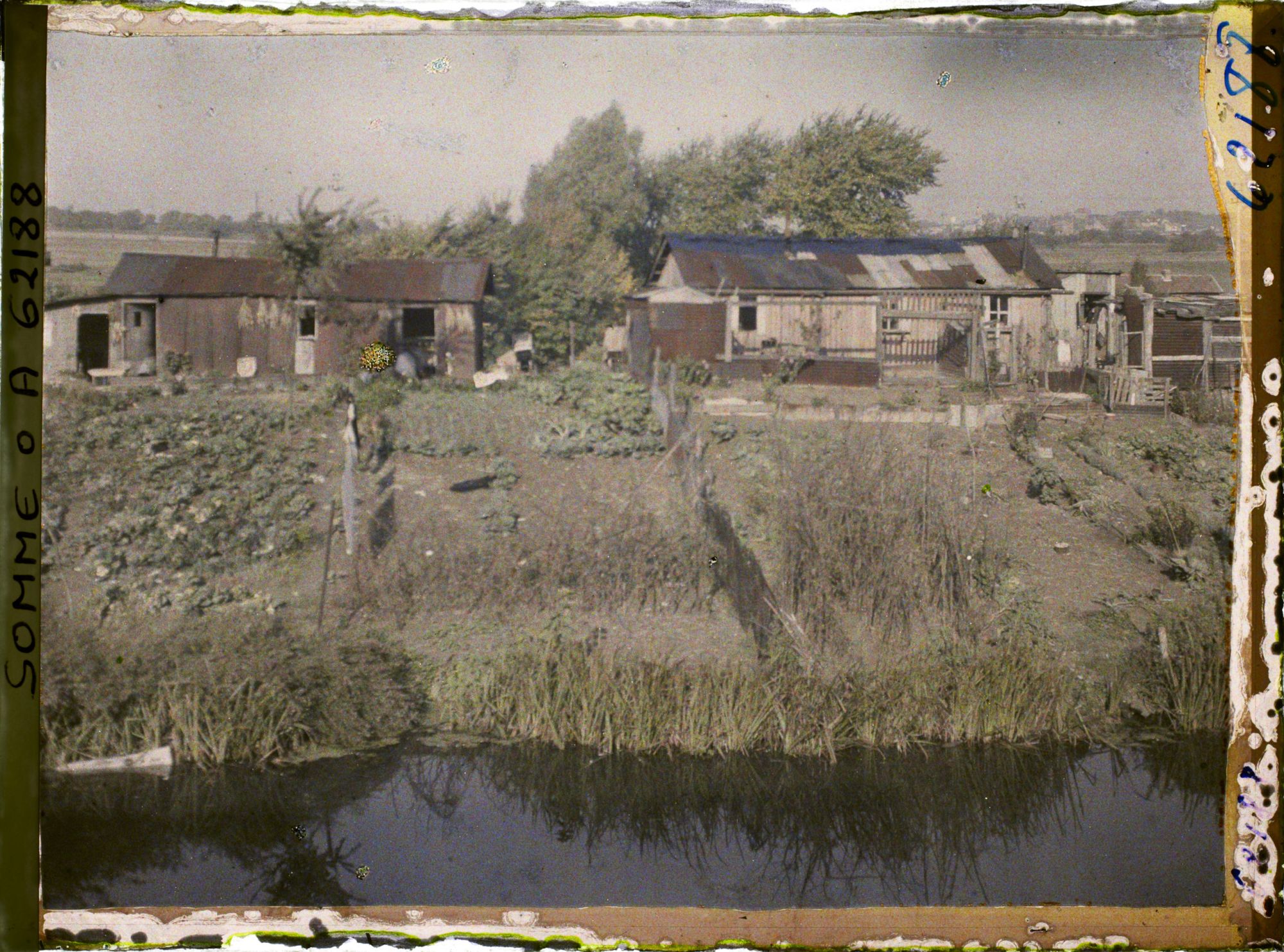 Image représentant Somme, Péronne, Un quartier de baraquements de bois