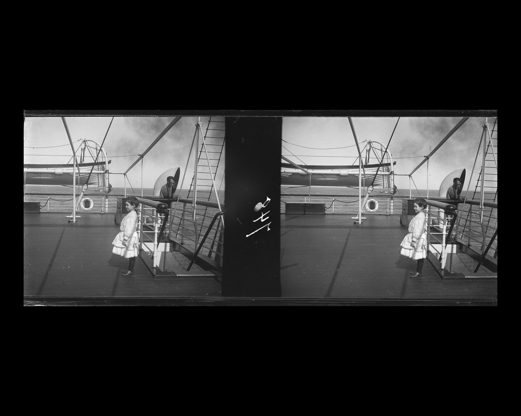 Image représentant Petit garçon (?) posant sur le pont supérieur