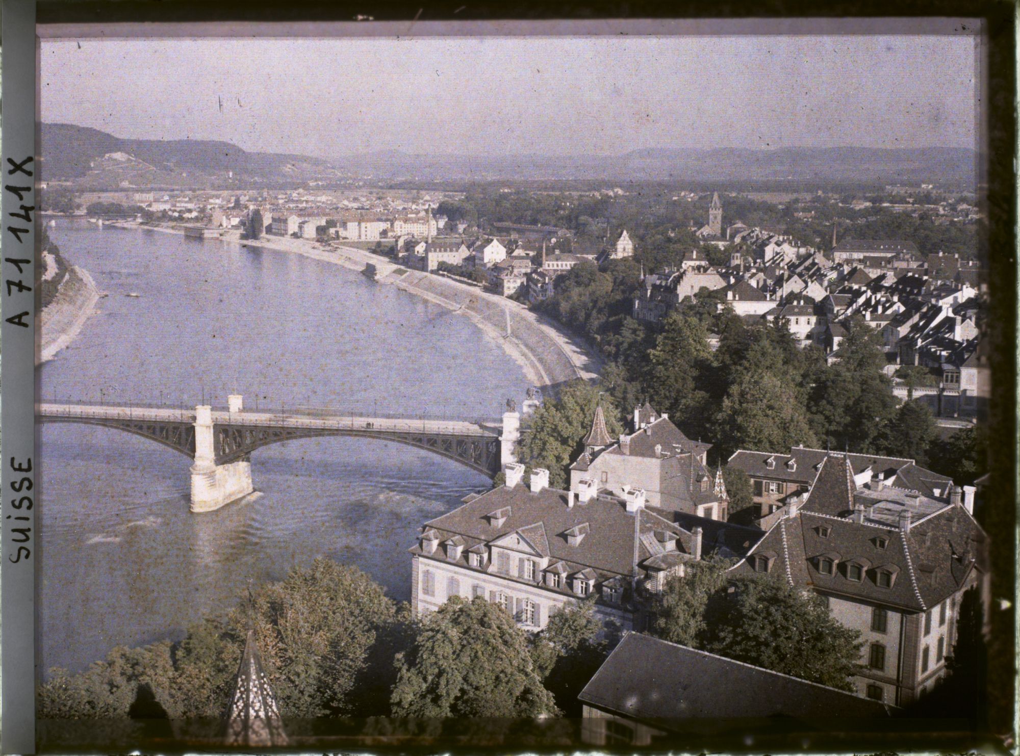 Image représentant Le Wettsteinbrücke sur le Rhin et panorama sur la ville depuis le Münster