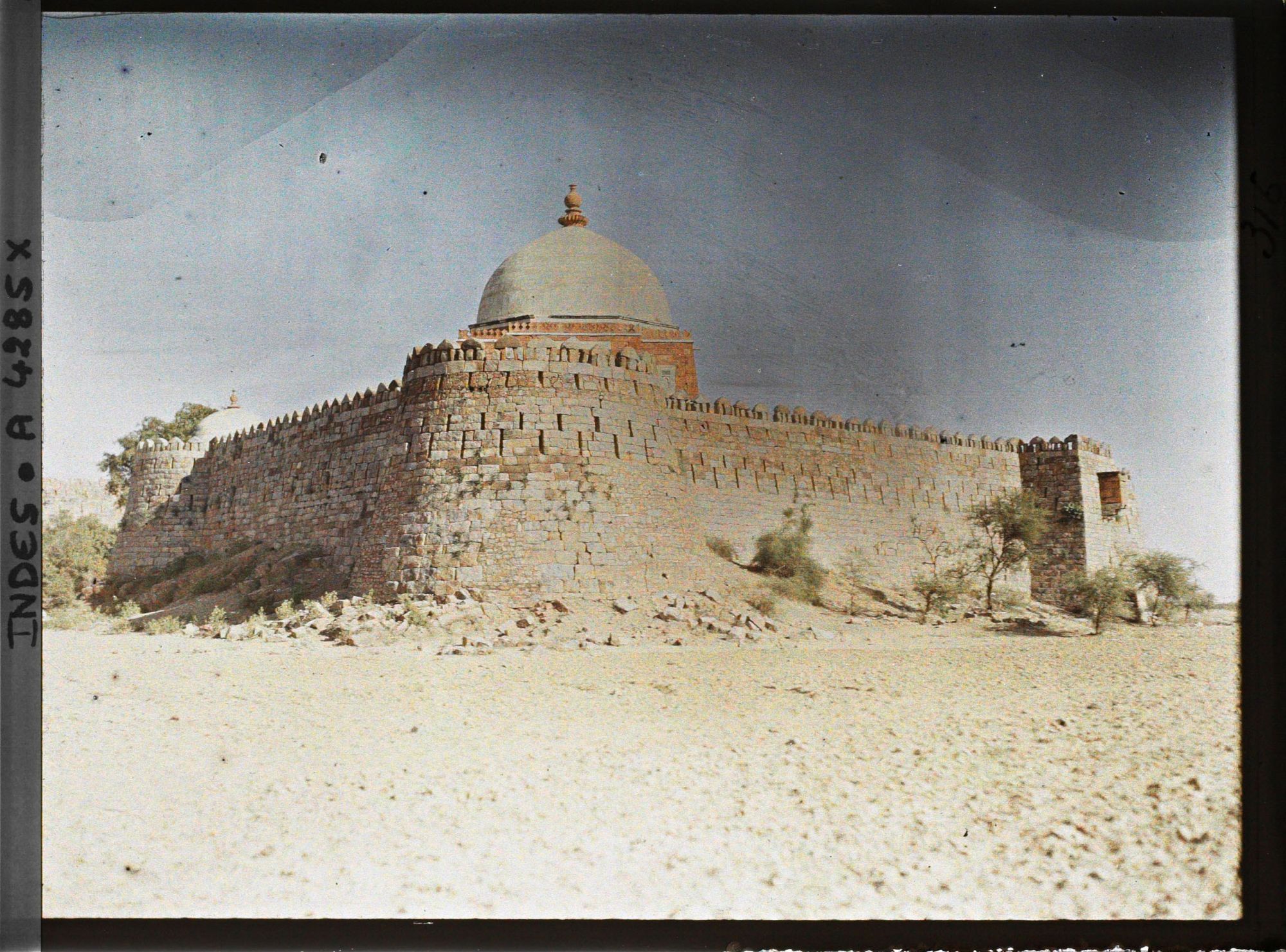 Image représentant Mausolée de Tugluk à Tughlakabad