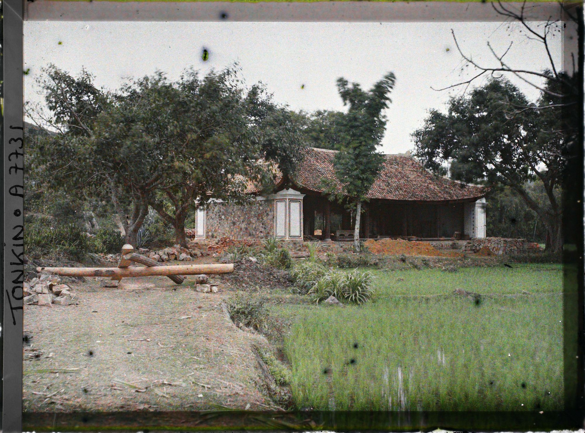 Image représentant Un temple en construction au bord de la route reliant Hai-phong à Kiên-an