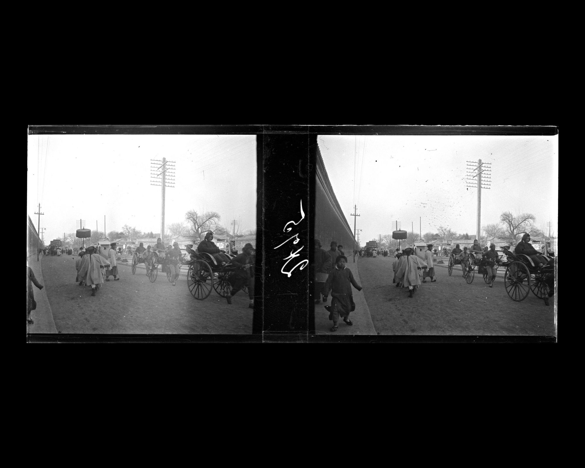 Image représentant Un cortège funéraire de trente-deux porteurs le long du mur nord de la ville impériale