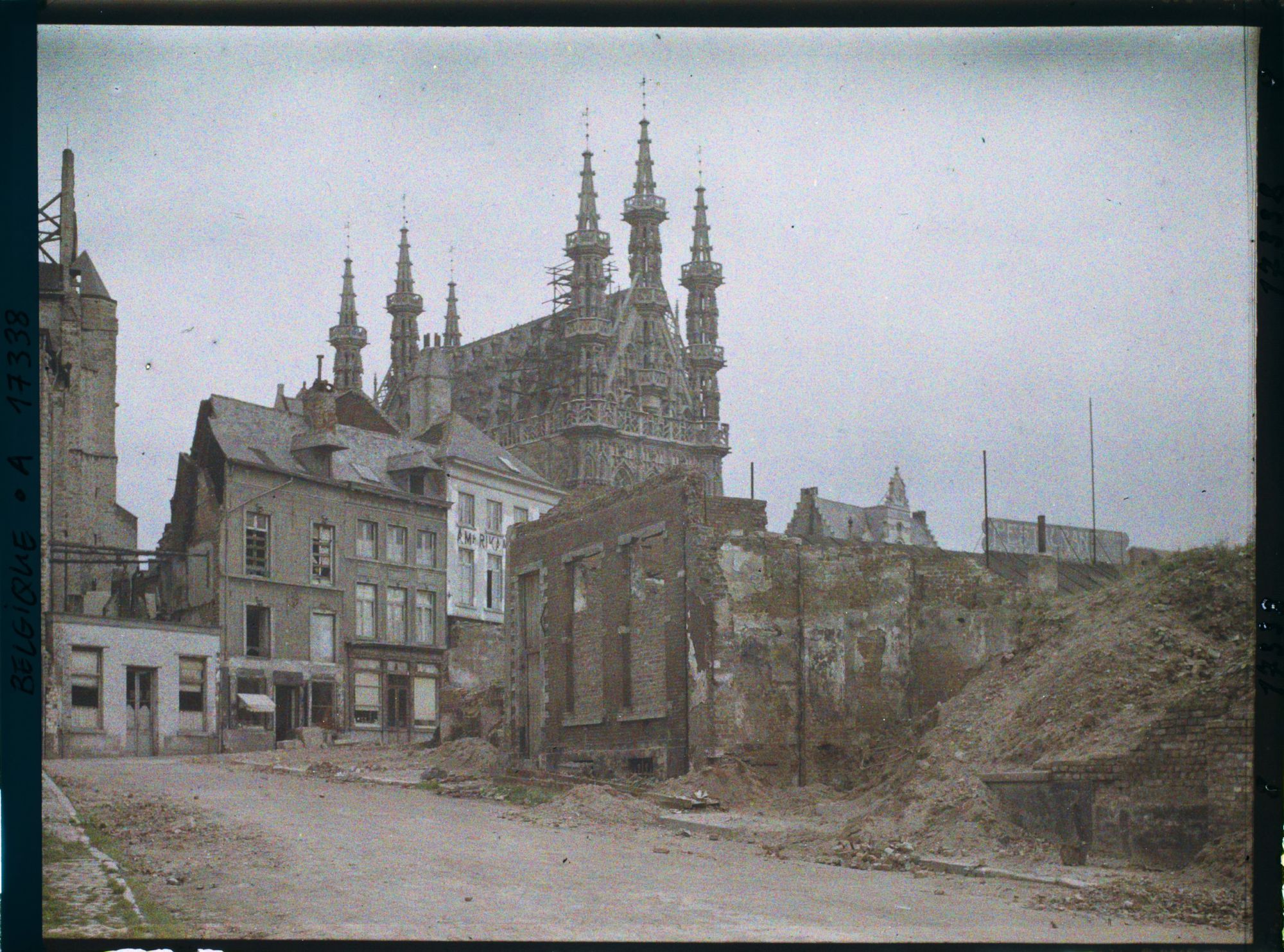 Image représentant Belgique, Louvain, Ruines et l'Hôtel de Ville