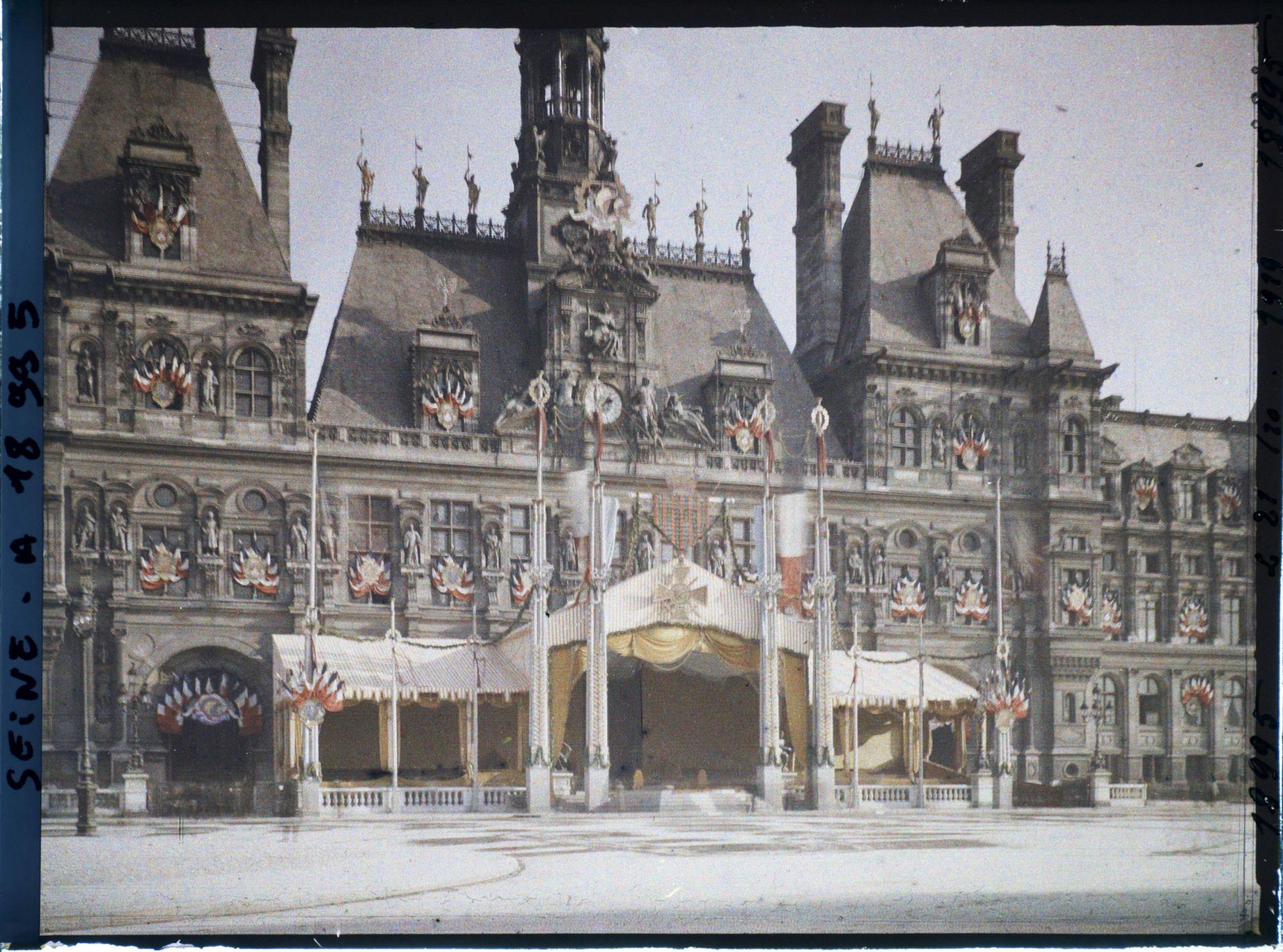 Image représentant L'Hôtel de Ville de Paris décoré de la Croix de Guerre