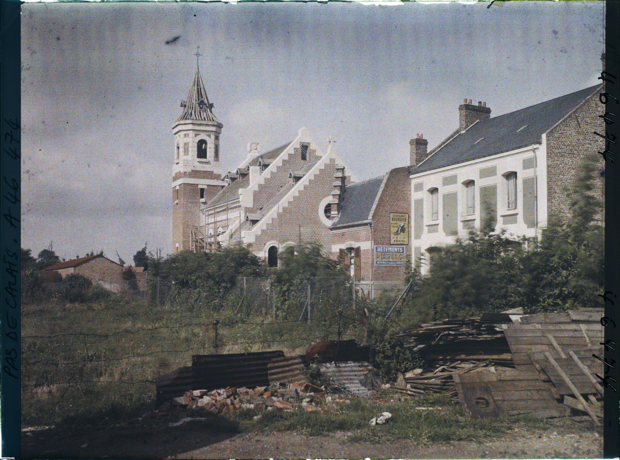Image représentant France, Ecurie, Une vue vers l'Eglise