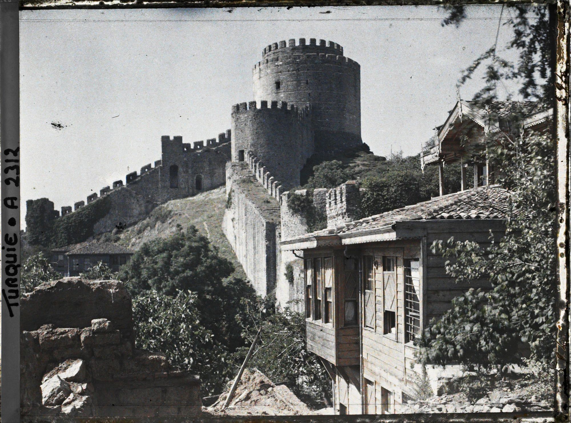 Image représentant Enceinte fortifiée et tours du château