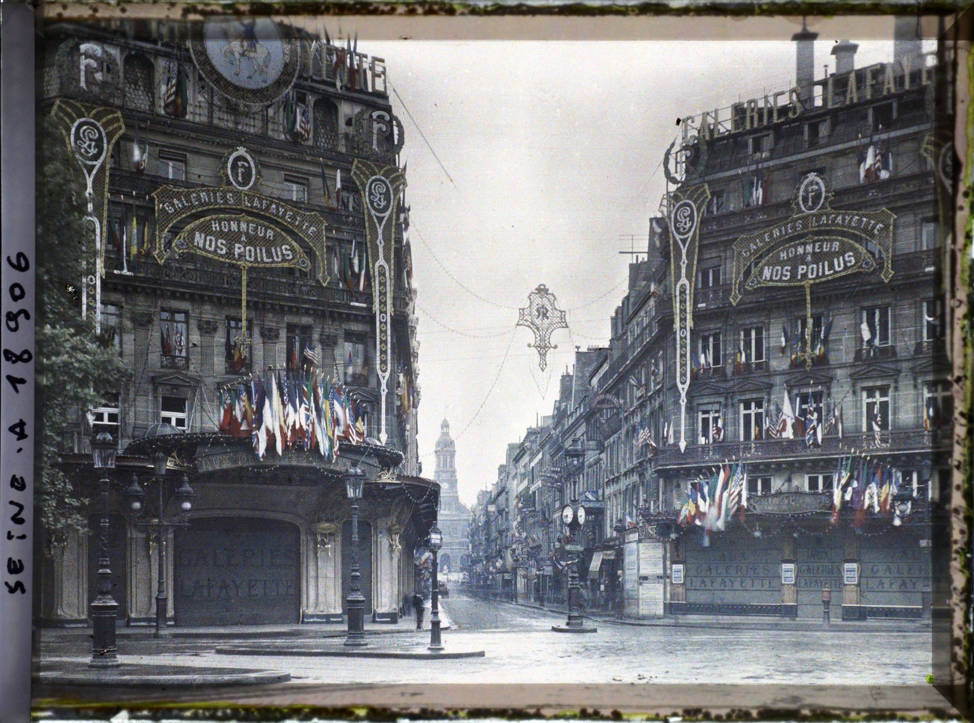 Image représentant Décorations en l'honneur des Poilus aux Galeries Lafayette, à l'angle du boulevard Haussmann et de la rue de la Chaussée-d'Antin