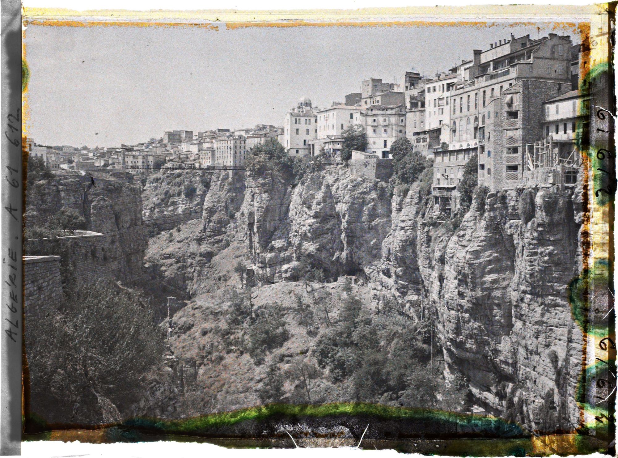 Image représentant Algérie, Constantine, Le Rhumel et maisons de la rive gauche