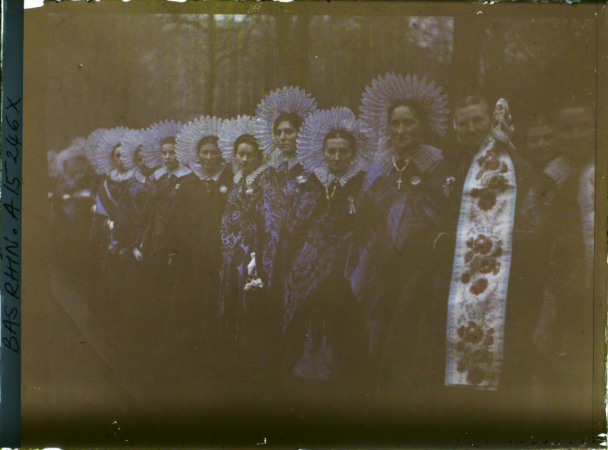 Image représentant France Alsace, Strasbourg, Villageoises de Krantergesheim, les 2 Costumes rubans pour tous les Dimanches.