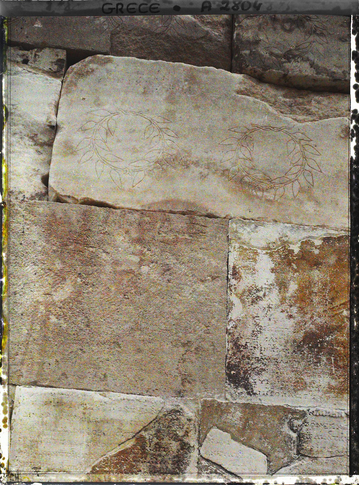 Image représentant Sanctuaire d'Apollon. Inscription sur un mur du Trésor des Athéniens : couronnes de lauriers
