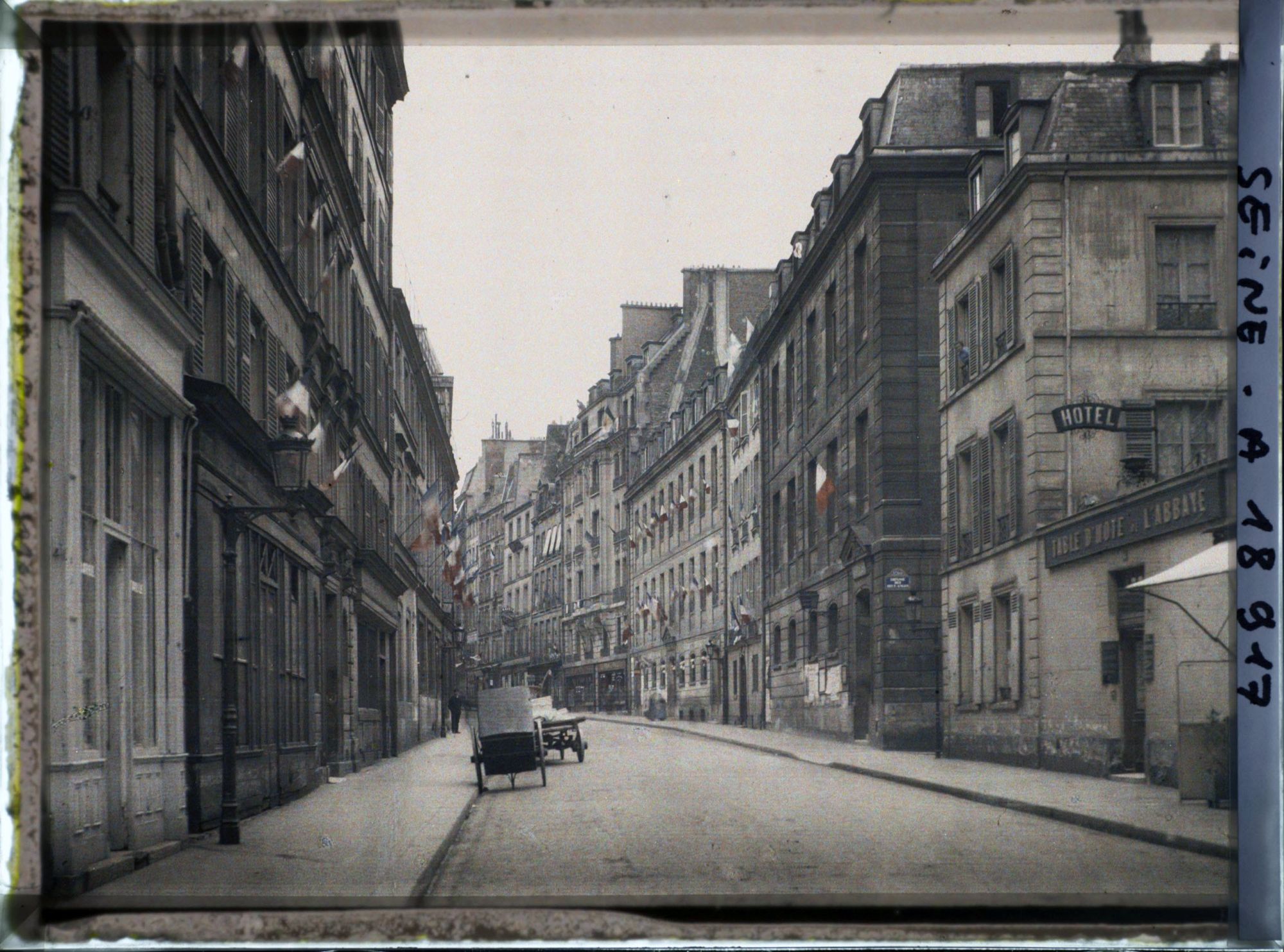 Image représentant La rue Saint-Benoît, au niveau du n°3 et l'angle de l'impasse des Deux-Anges