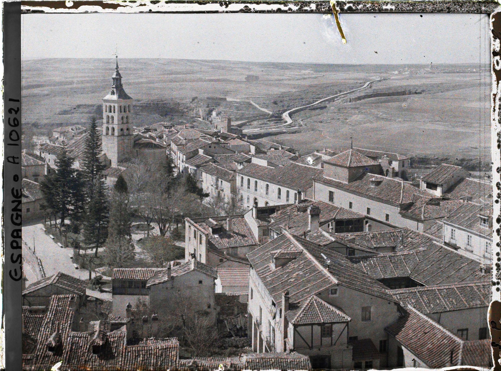 Image représentant Espagne, Ségovie, De la tour de la Cathédrale ; Une prise vers le S, W avec la Tour de la Merced à g,