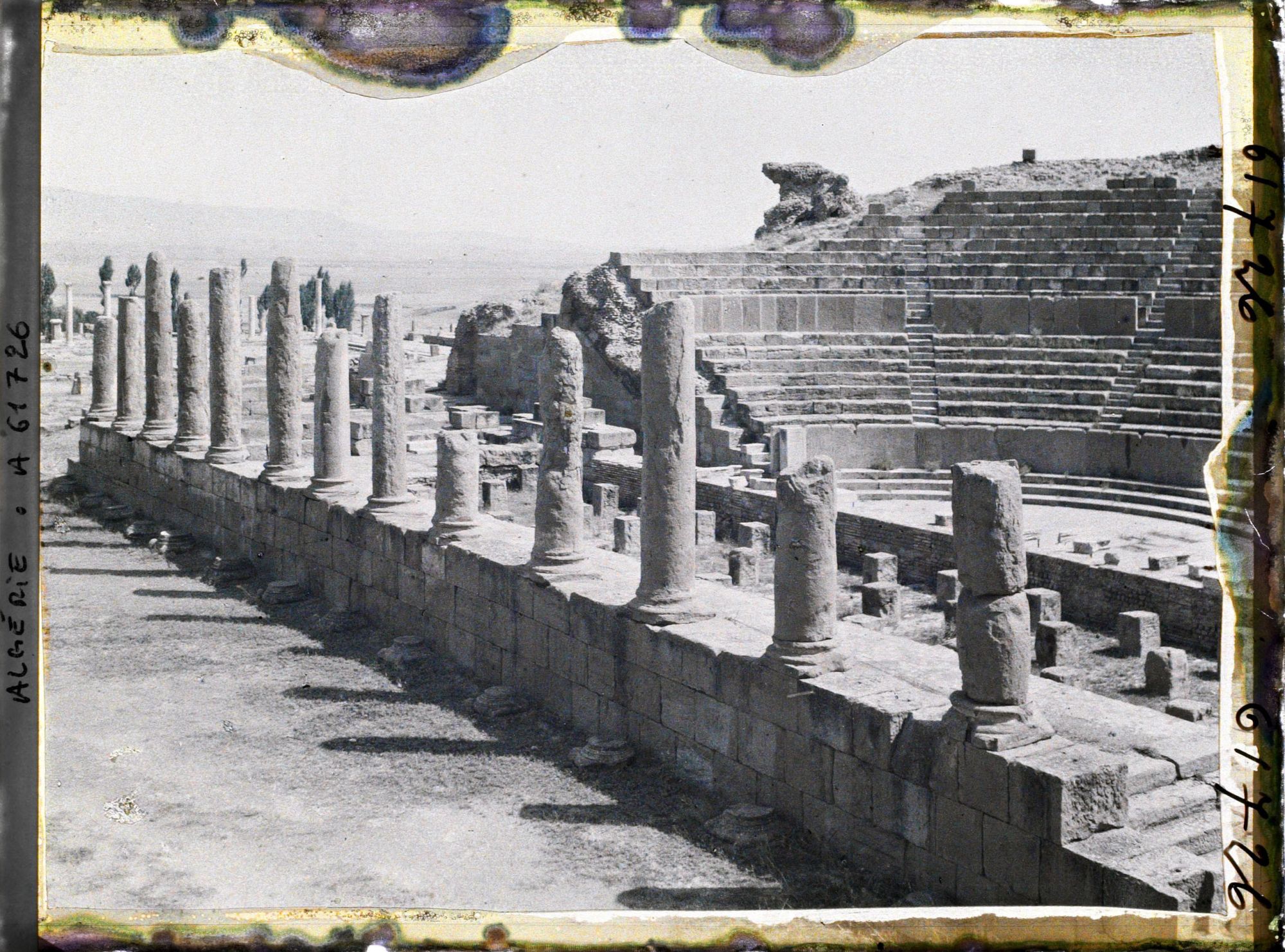 Image représentant Algérie, Timgad, Colonnades de la Scène et gradins du Théâtre