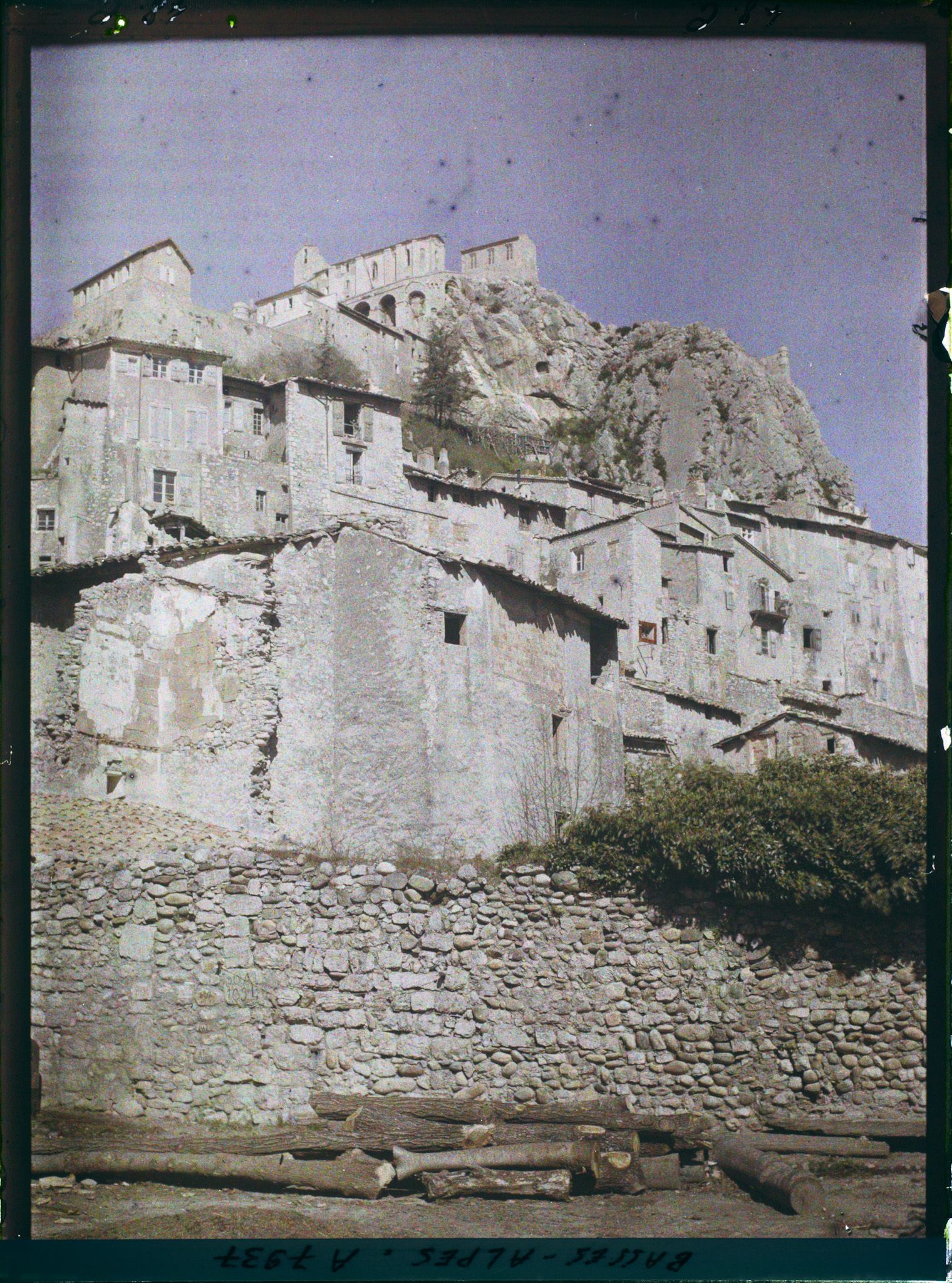 Image représentant La forteresse de la ville, de la rive droite, vue prise des bords de la Durance