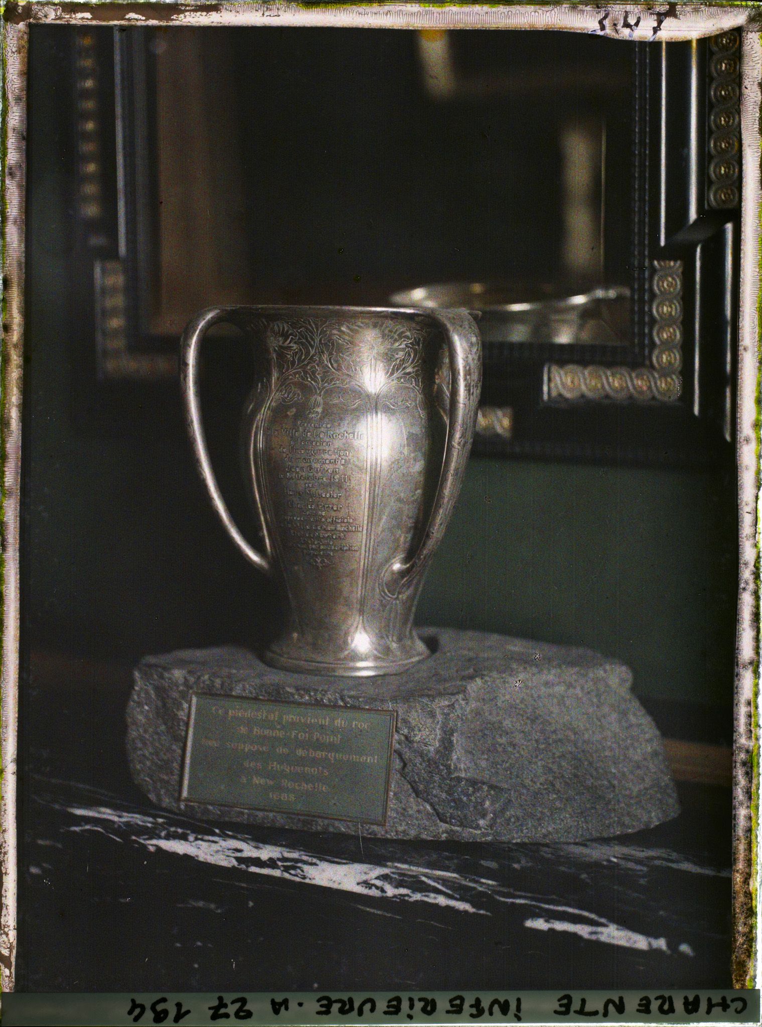 Image représentant France, La Rochelle, Vase offert par la Ville New-Rochelle le 8 Oct 1911. Le bloc de granit provient du roc de la Bonne-foi-Point