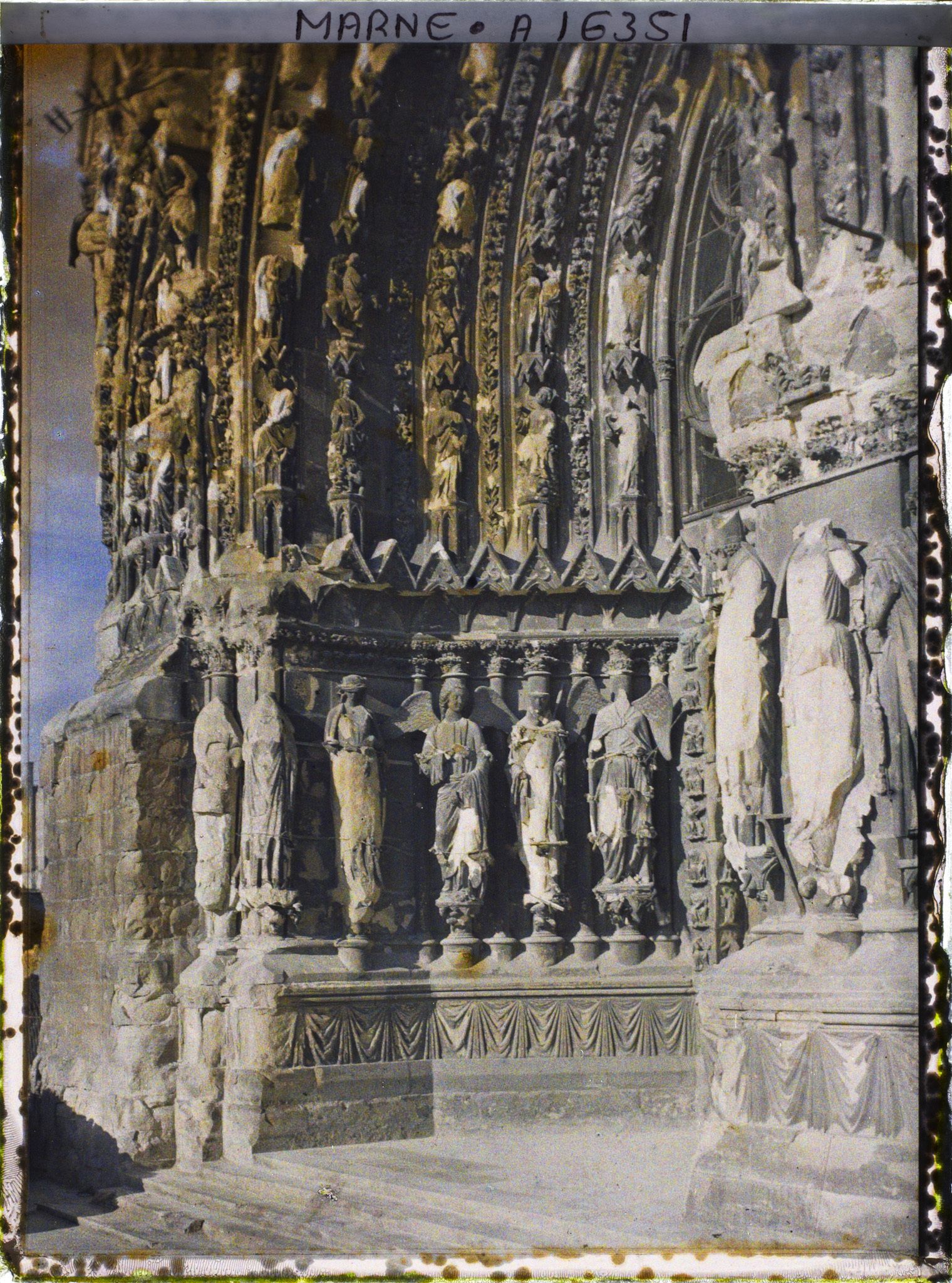 Image représentant France , Cathédrale, porche gauche