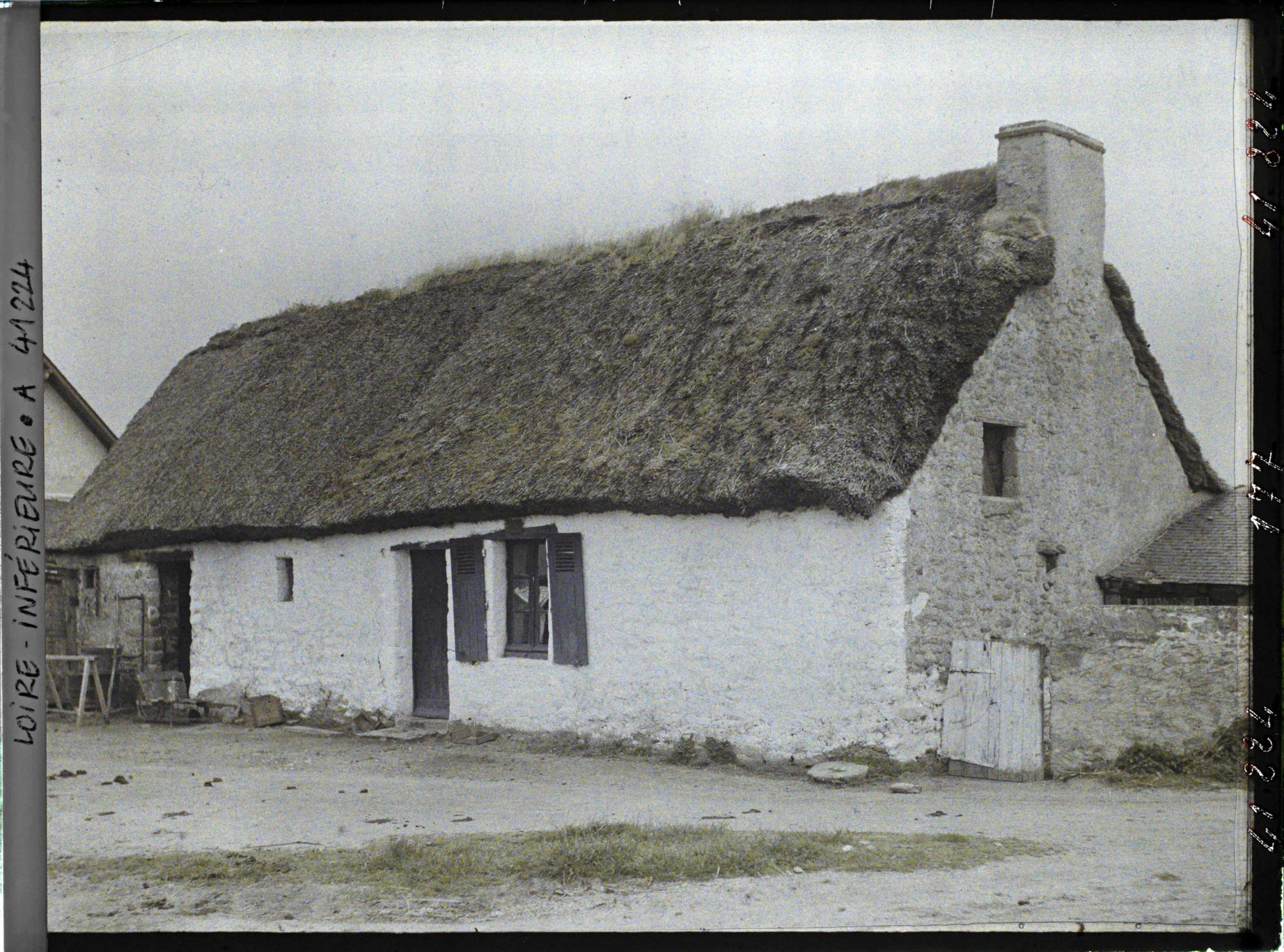 Image représentant Maison basse à toit de chaume