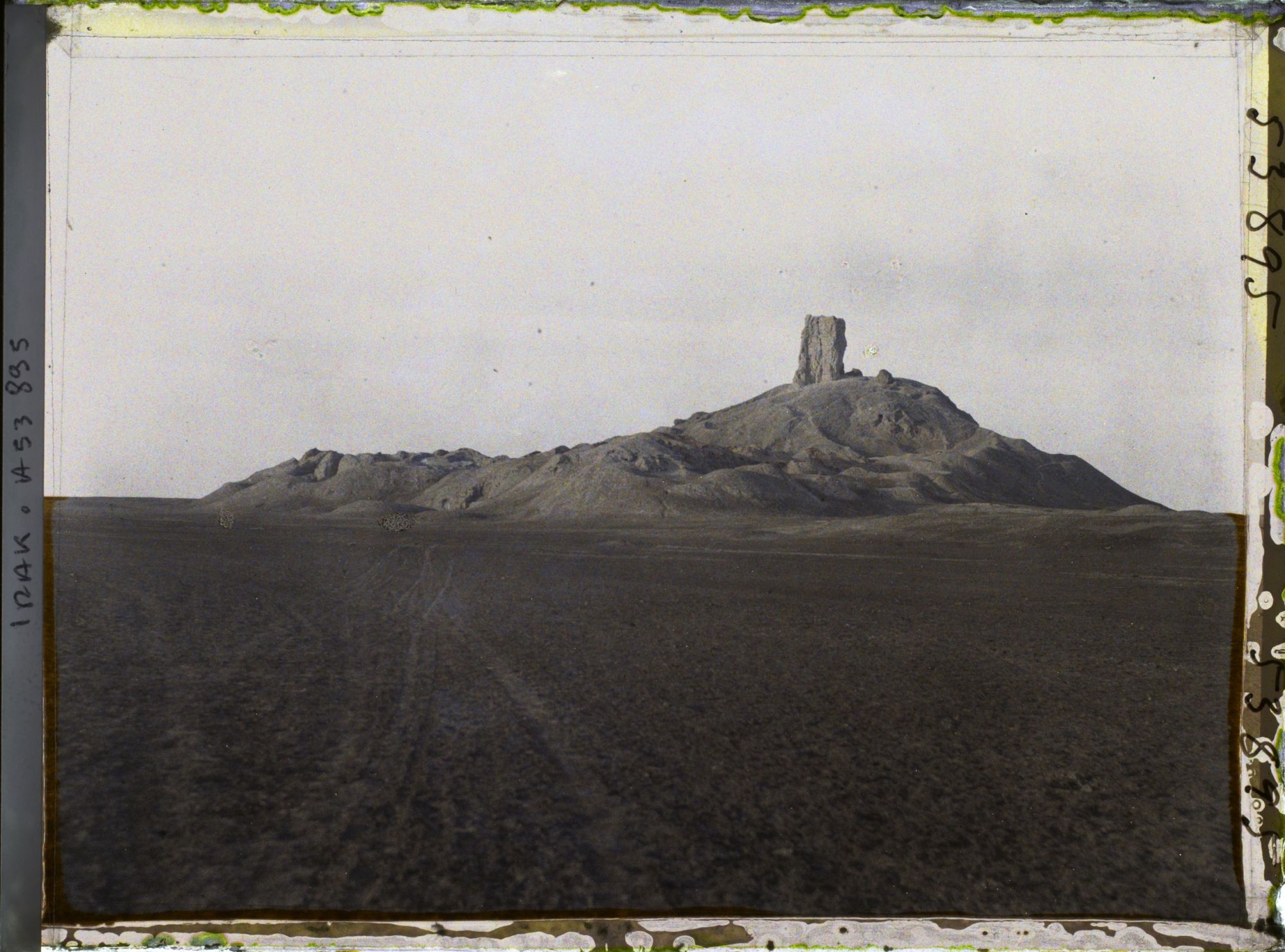 Image représentant Le tell (colline de ruines) avec les vestiges du Bit-Zida (140 mètres de hauteur), (VIe siècle avant J.-C. -?-)