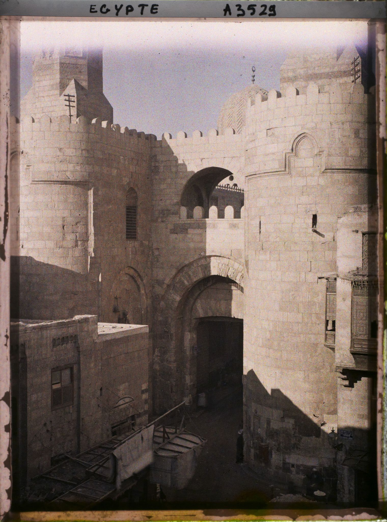 Image représentant Porte Bab Zouelia, une des entrées de la citadelle (el-Kal'a) de Saladin