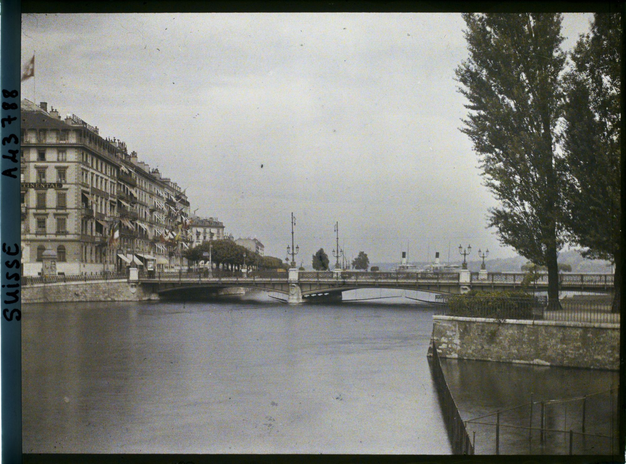 Image représentant Le pont du Mont-Blanc, le Rhône et l'île Rousseau