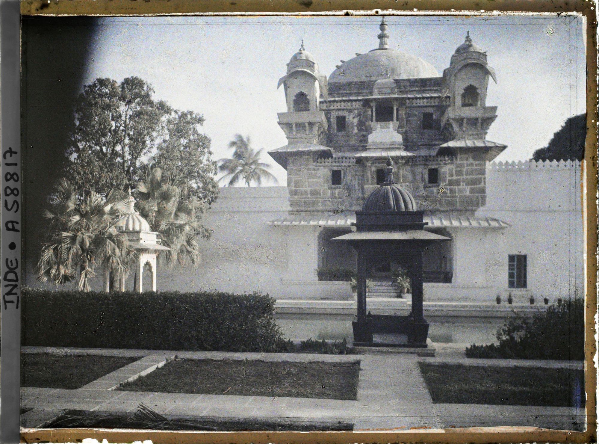 Image représentant Kiosques, bassin et tour ronde couronnée d'une coupole du palais flottant de Jag Mandir édifié au 17è siècle sur le lac Pichola