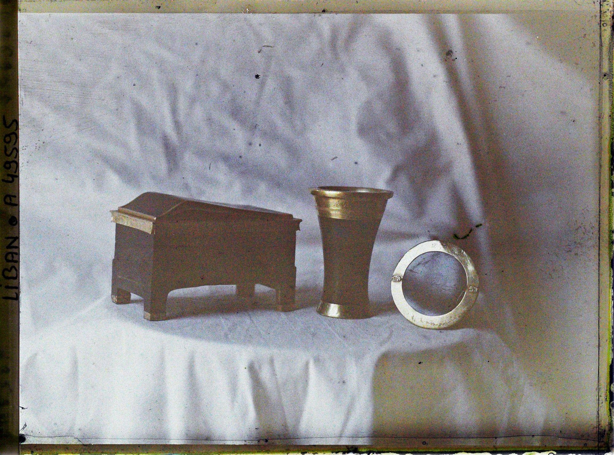 Image représentant Récipient à baume en obsidienne et or