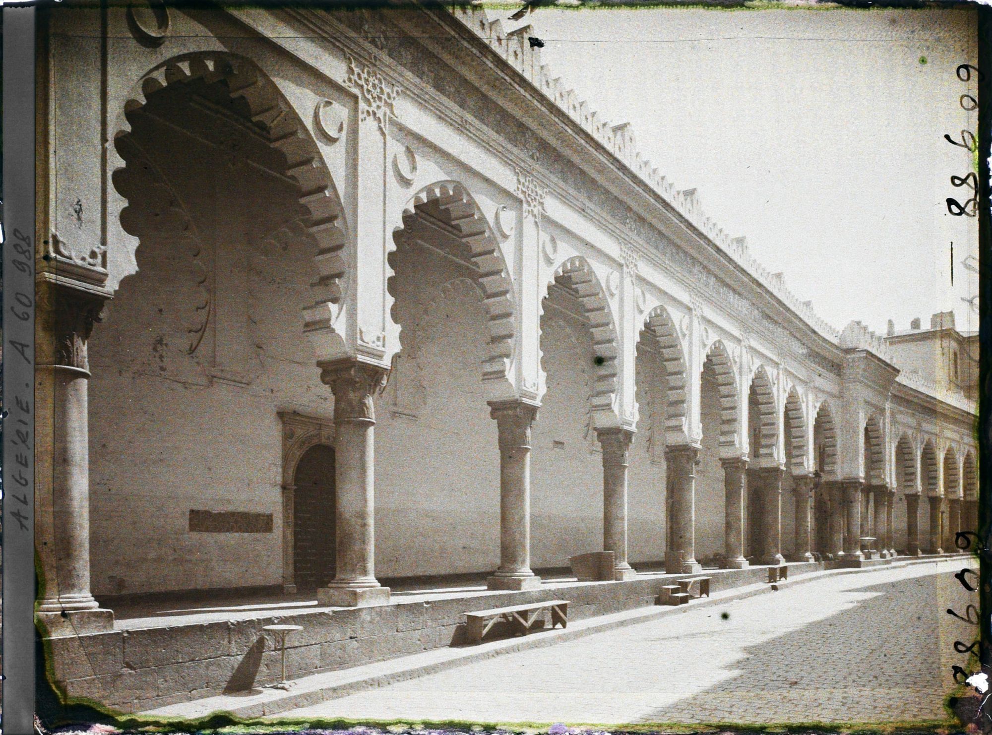 Image représentant La galerie à arcades de la façade de la Grande Mosquée, rue de la Marine