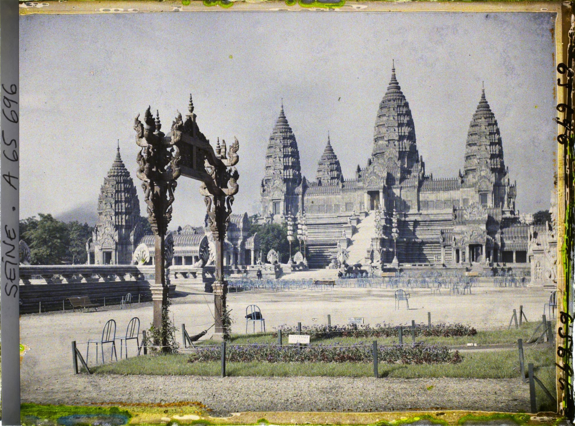 Image représentant L'Exposition Coloniale Internationale de 1931, le temple d'Angkor Vat et le portique du Cambodge
