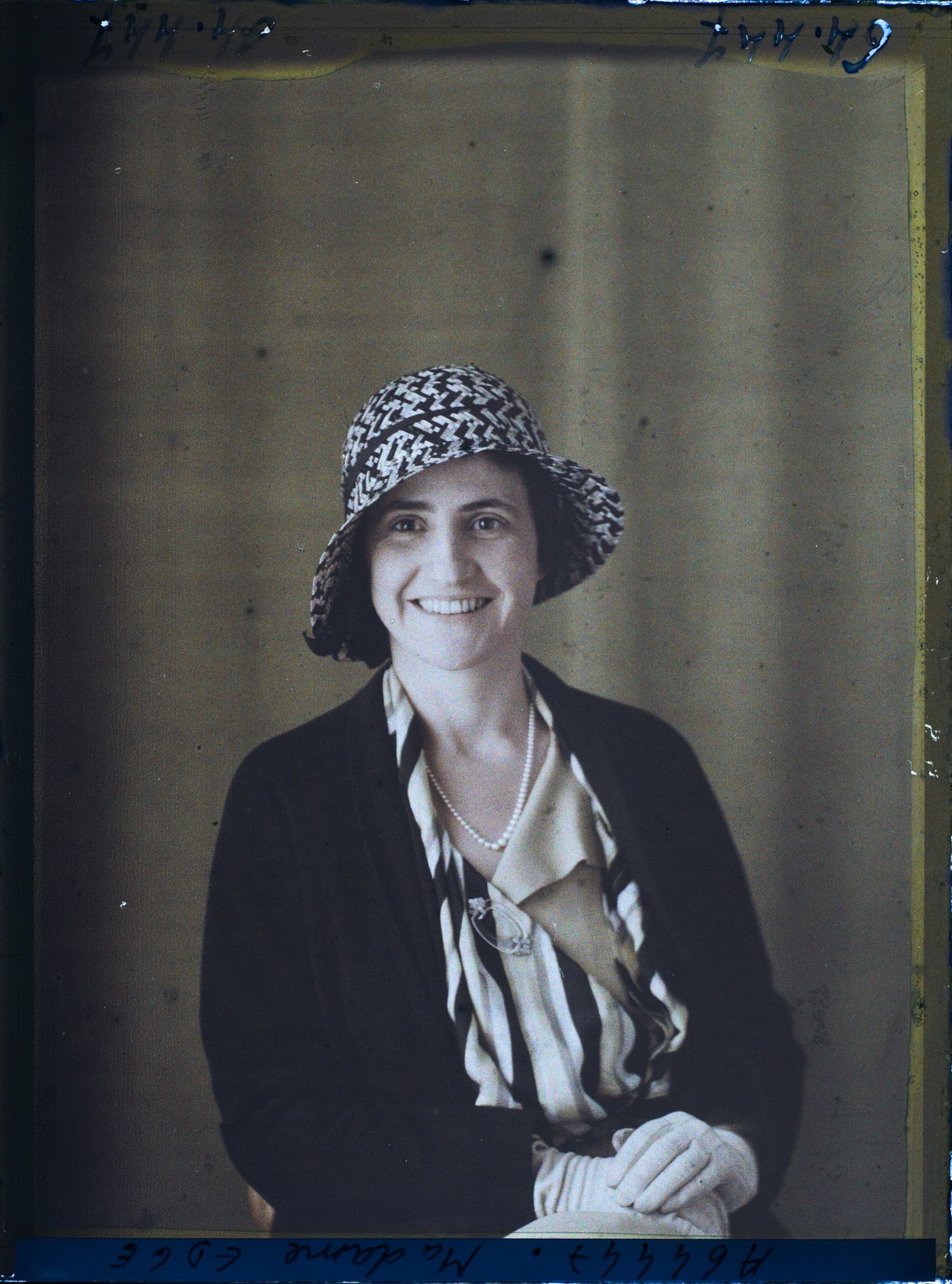 Image représentant https://musee-albert-kahn.s-museum.fr/home/NWQ2OTAwYzNmYjZlZTk1ZWQwODJmMjY4L2dlbmVyaWMtbm90aWNlLXRhYi9hdXRob3JpdHkvNjE3YTc5ZjVjZjhiODk2OGIzMzM3ZDIx/5d6900c3fb6ee95ed082f268/generic-notice-tab/authority/617a79ebcf8b8968b3336c73 Madame Walter Edge