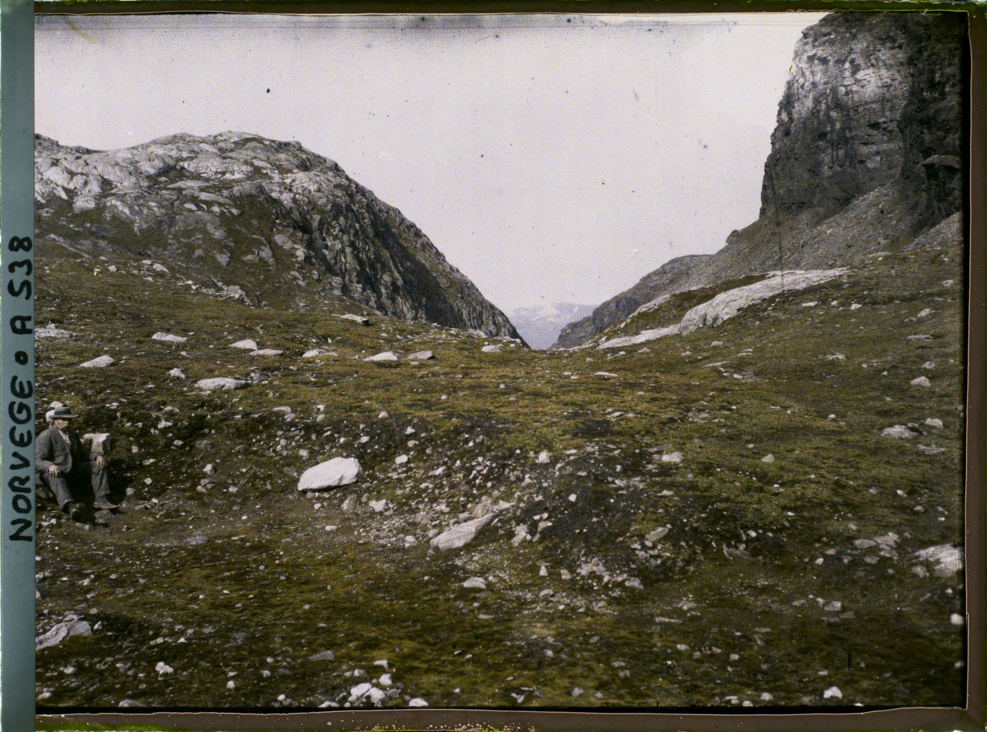 Image représentant Albert Kahn sur le sommet du Seljestadjuvet