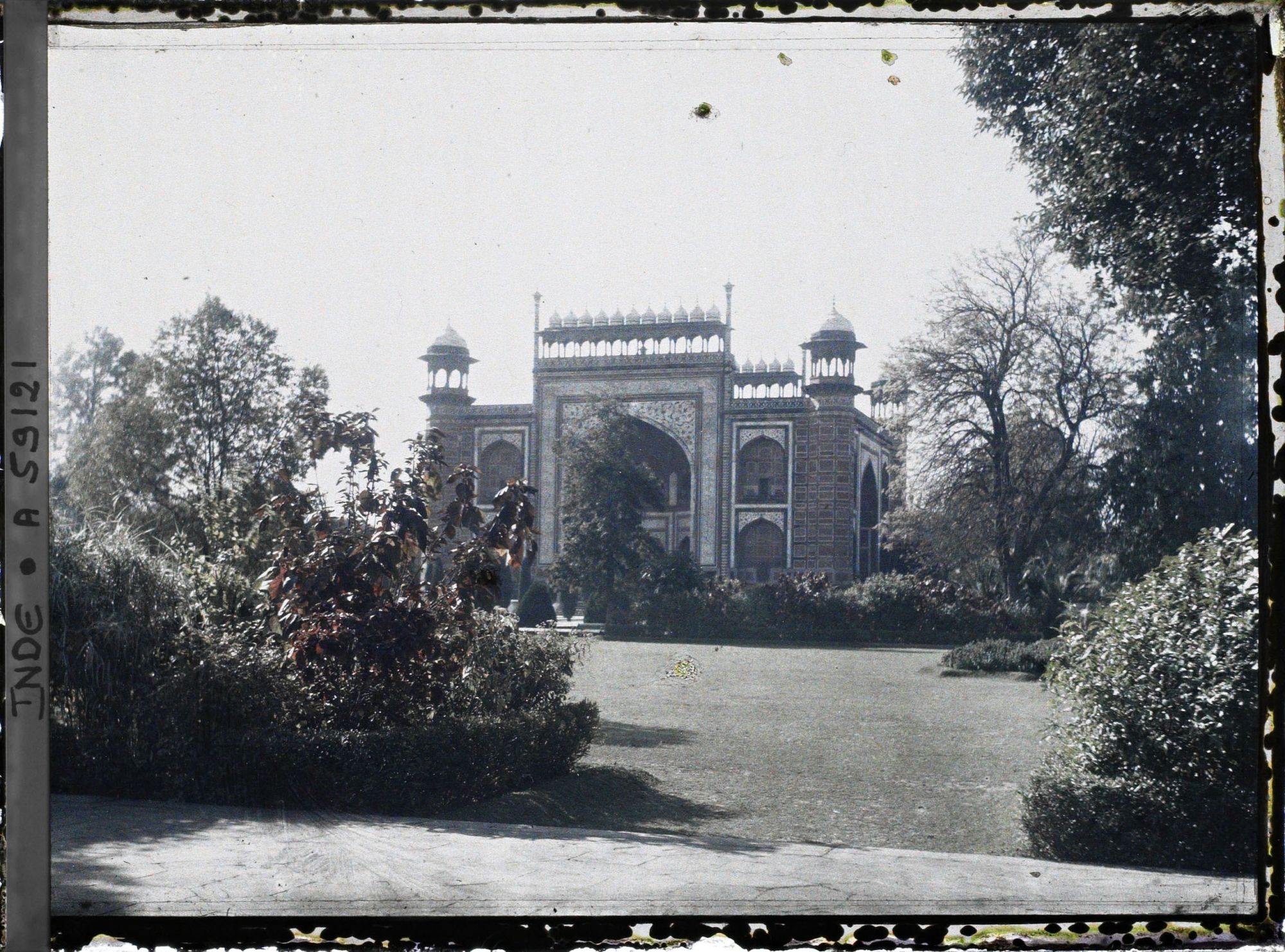 Image représentant Vue de l'intérieur des jardins, la porte monumentale de l'enceinte du Taj Mahal