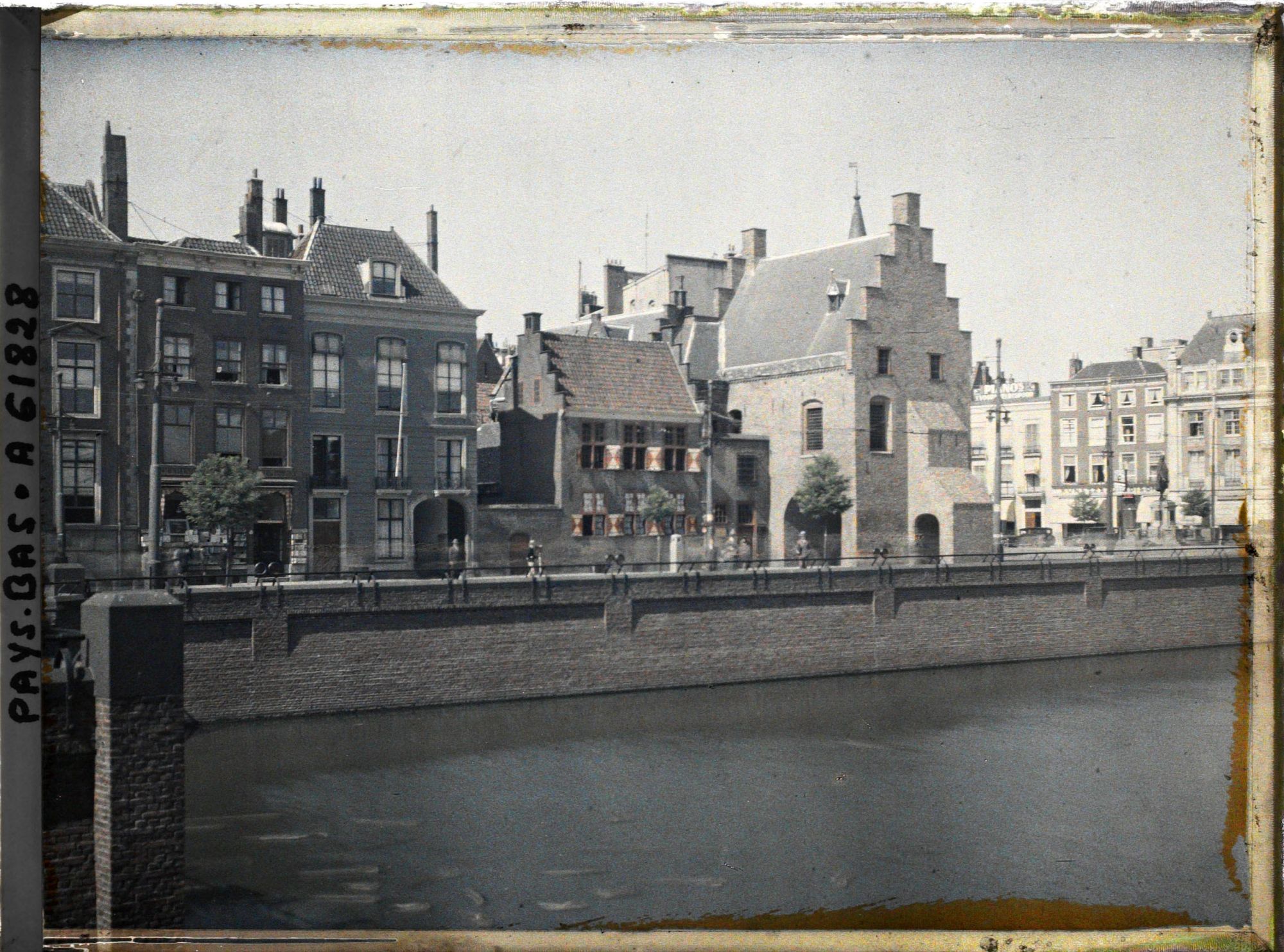 Image représentant Maisons donnant sur le Vyver, à droite le Gevangenpoort