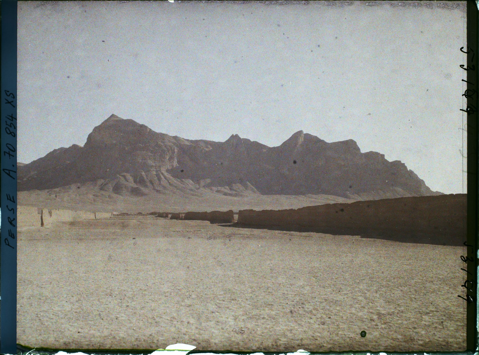 Image représentant Ancienne route conduisant au palais d'Abbas Ier (?)