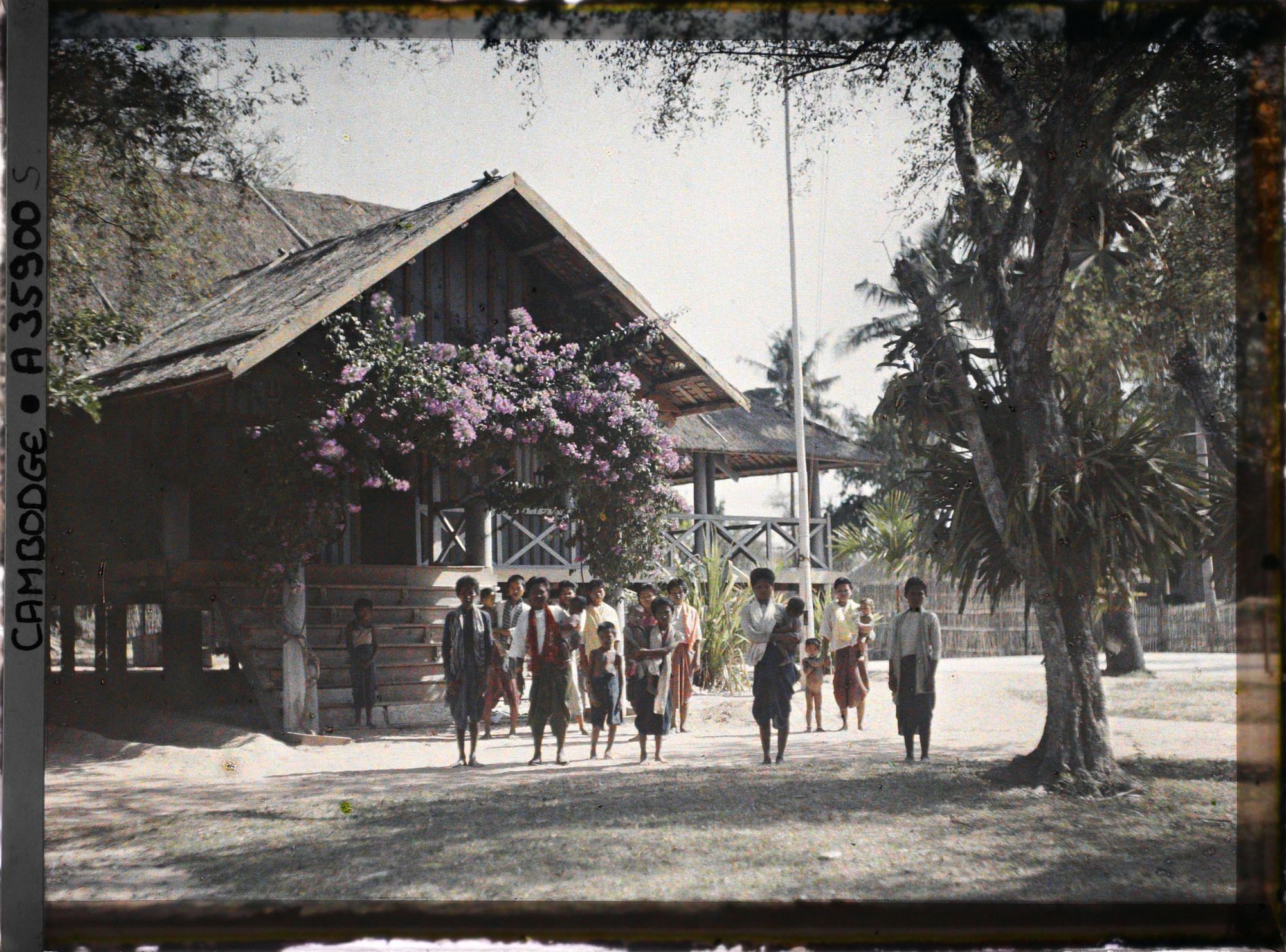 Image représentant Groupe de femmes et d'enfants devant une habitation d'administrateur ou de famille aisée
