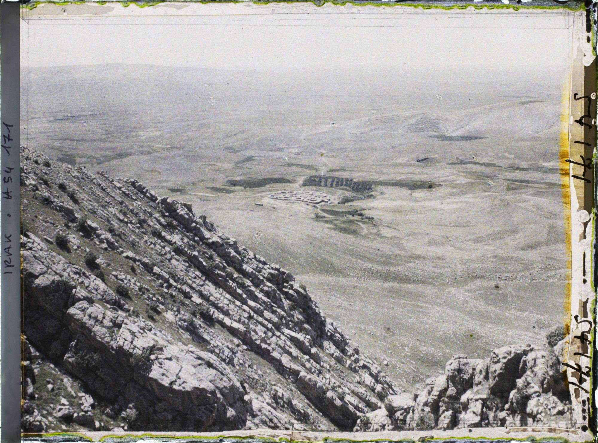 Image représentant La plaine du Ninive depuis le monastère de Mar Matta (IV ap. J.-C.) sur le mont Alfaf ou mont Mqalub