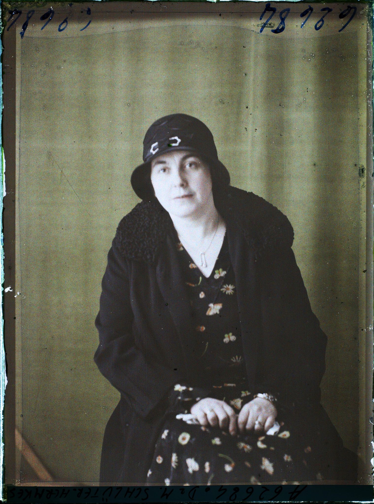 Image représentant https://musee-albert-kahn.s-museum.fr/home/NWQ2OTAwYzNmYjZlZTk1ZWQwODJmMjY4L2dlbmVyaWMtbm90aWNlLXRhYi9hdXRob3JpdHkvNjE3YTc5ZjVjZjhiODk2OGIzMzM3ZDIx/5d6900c3fb6ee95ed082f268/generic-notice-tab/authority/617a79ebcf8b8968b33377bd Madame Maria Schlüter-Hermkes