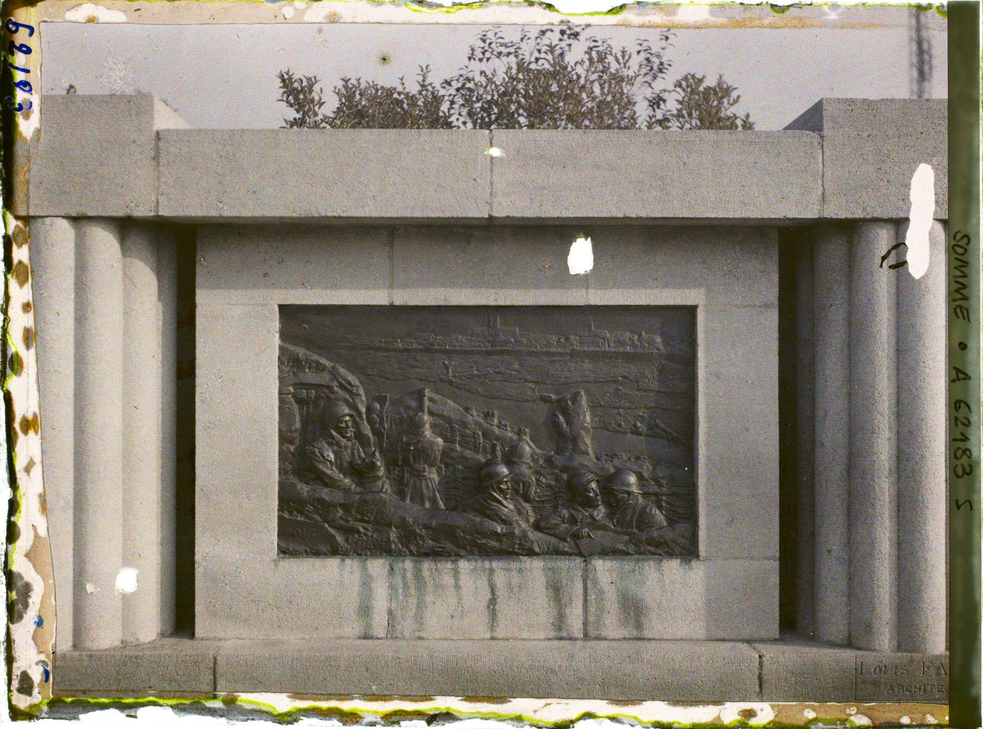 Image représentant Somme, Péronne, Le monument aux Morts de la Ville Bas relief de droite