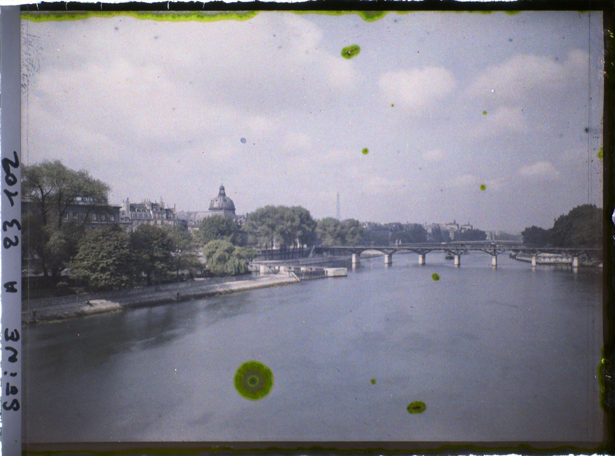 Image représentant Le pont des Arts et l'Institut de France quai de Conti, vus du Pont-Neuf